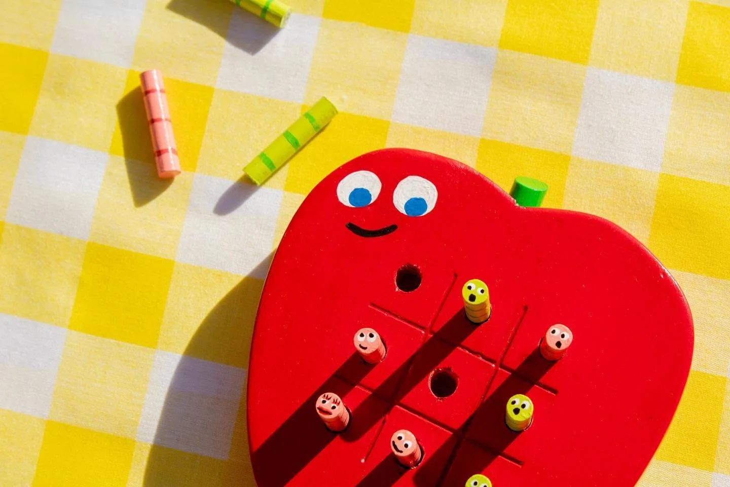 Little apple and worm tic-tac-toe board. Put it on your coffee table or give it as a gift to a little baby. Something something charli xcx apple dance something something keep the doctor away. 🍎🥼💚 link in bio for to buy with shipping that is free 