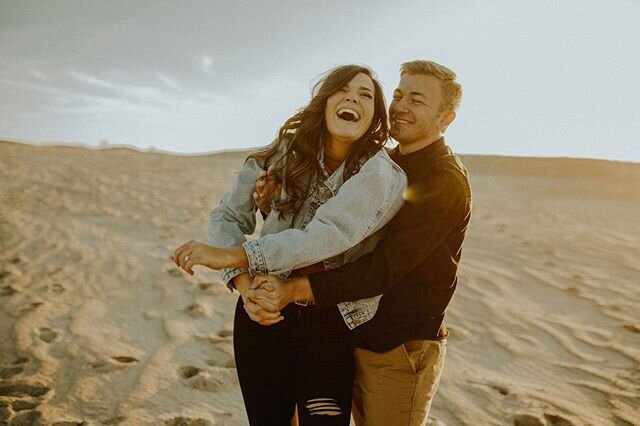dance party in the desert anyone!? 💃🏼🏜 here&rsquo;s to getting weird during your engagement session x showing off your dance moves⚡️