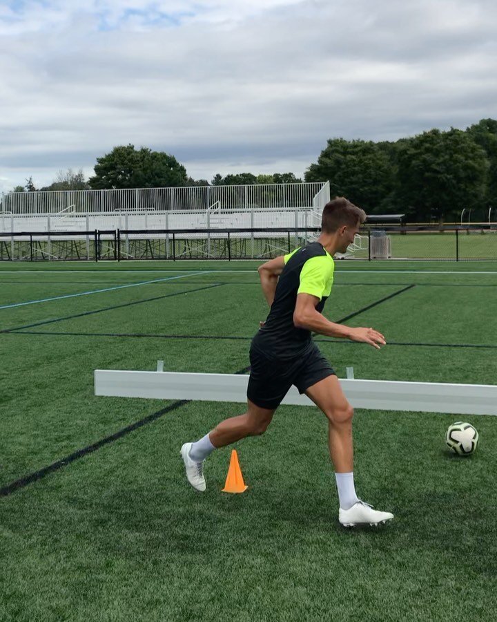 The sounds in this one 🤤👂
A variation of yesterday&rsquo;s drill, opening out the body after the first pass. Another one that you can cut either direction at the final cone to get finishing work on both feet ⚽️👣🎯