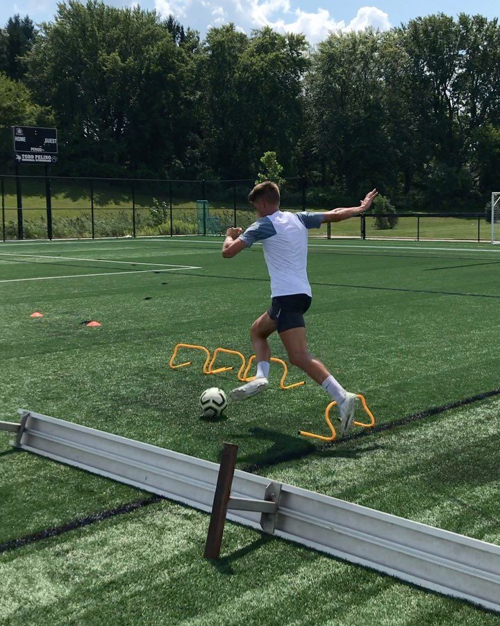 This one might be my new favourite drill 👟⚽️🔥
Working on those precise touches and a strike to finish 🎯
These benches turned on their side provide great training partners (they never give a bad pass 😅)
What creative ways have you used your surrou