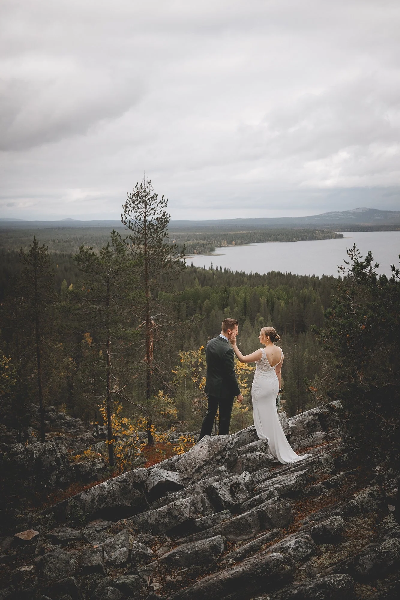 Wedding photos in nature in Lapland.
