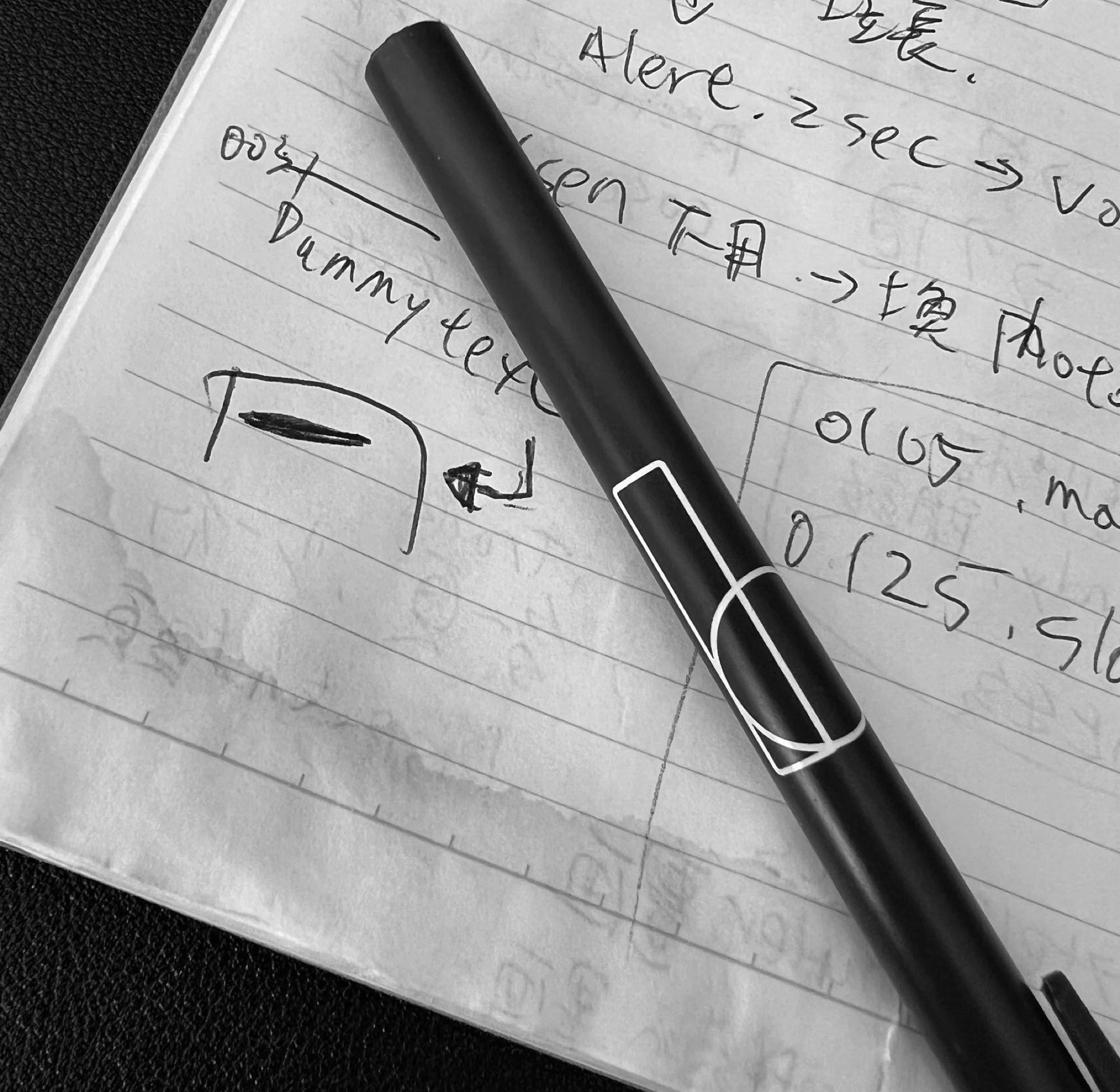 用紙筆速記客戶修改回饋的筆記本與筆