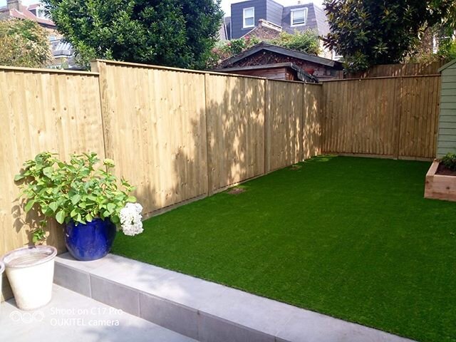 Artificial Lawns // Another before and after! 2 days work to remove the old turf and lay a brand new lawn ready for summer!⁠ ⁠⠀
#newlawn #artificalgrass #hardlandscaping #gardentrasformation #grass #lawn #landscaping #gardendesign #londongarden #fami