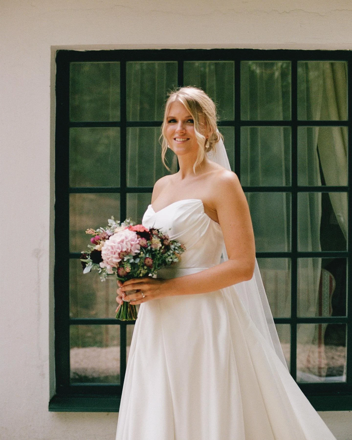 Anna &amp; Bal&aacute;zs know how to have fun. 😌

Location @villabogart_vendeghaz
Bridal dress @love_szalon_budapest
Decoration &amp; bouquet @rovidzsuzsi
DJ @wellwed.hu

#analogweddingphotography #moonlitweddings