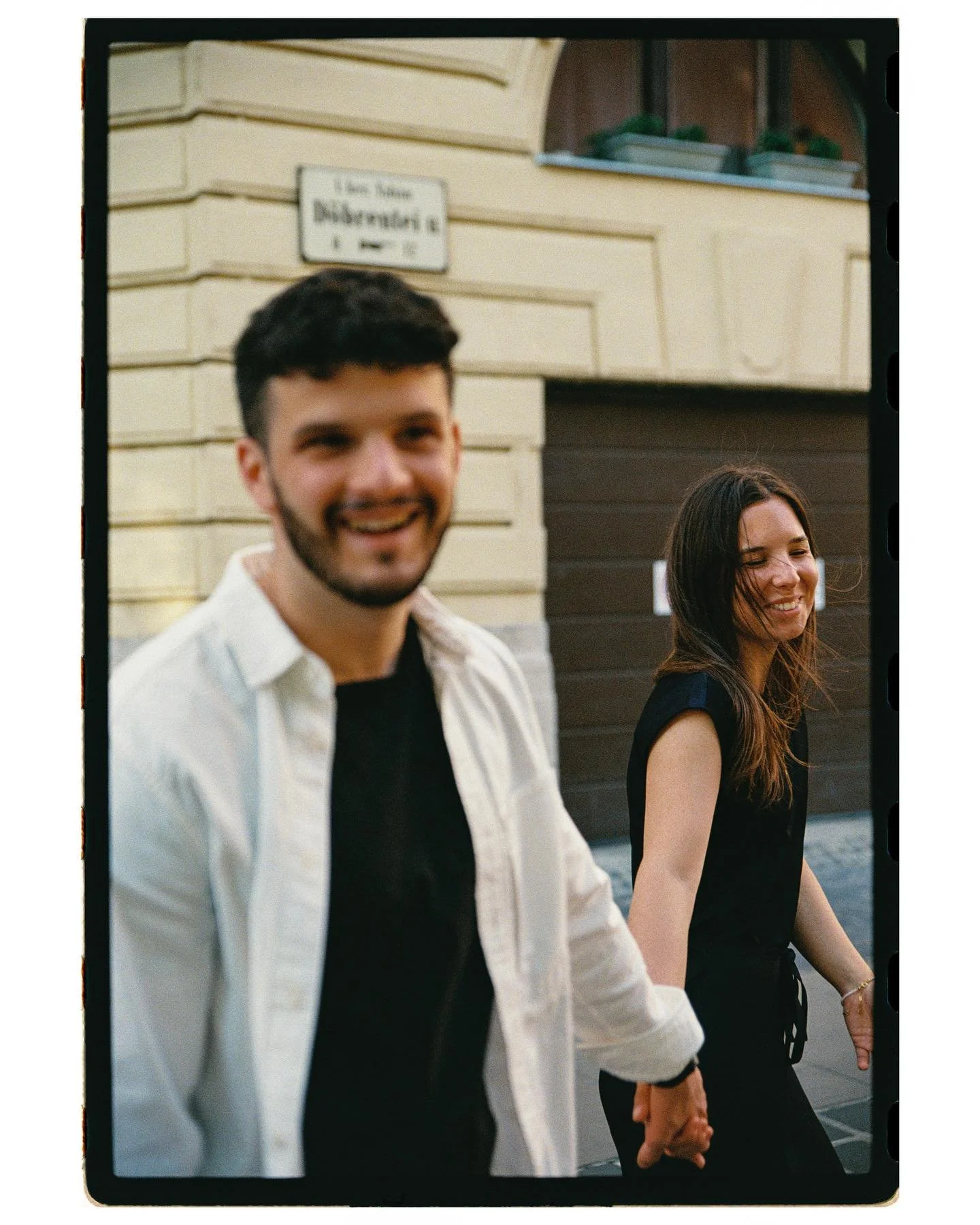 It&rsquo;s finally Spring-ing in Budapest 🌸 which means it&rsquo;s engagement &amp; couple shoot season!

Would you like to be captured with your beloved?
DM for infos &amp; packages 💌

#analogphotography