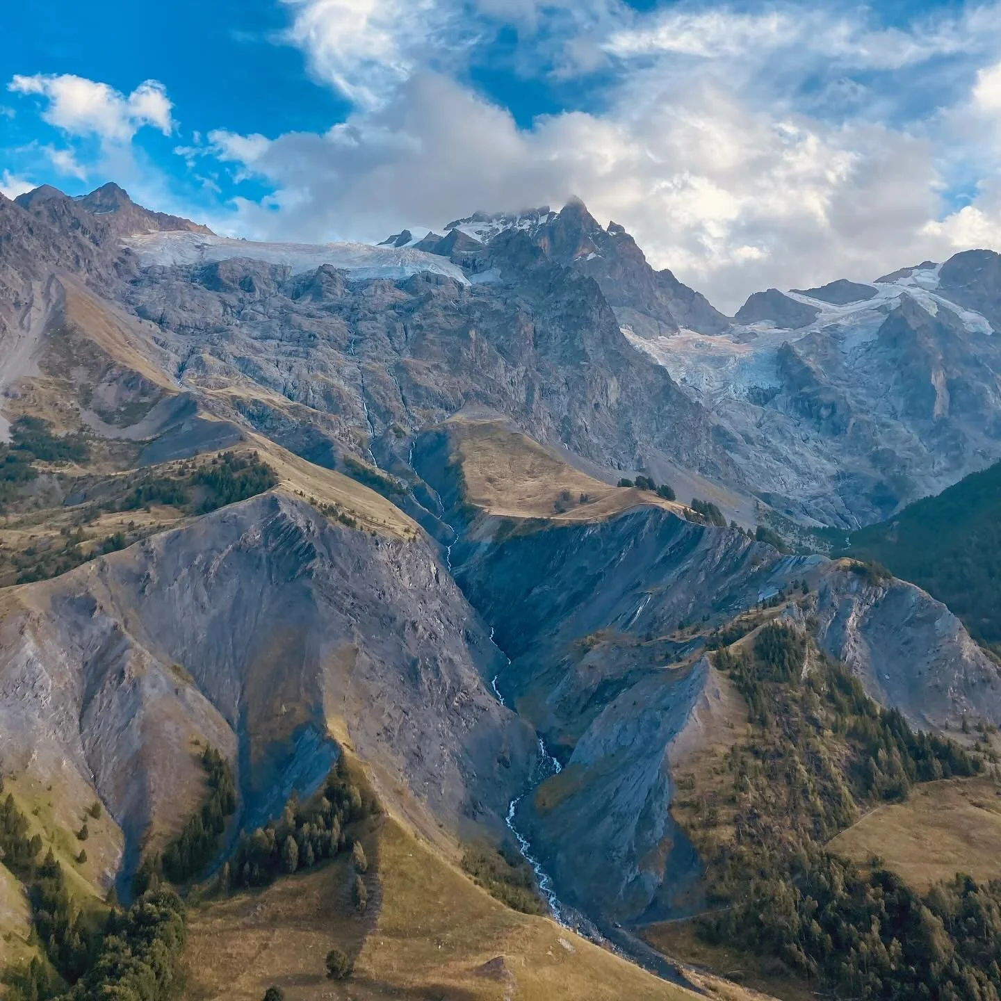 🌲⛰️ 💚🖤🩶🤍La montagne 🏔️ m&eacute;lange de mes peintures et de mes photos en rando en famille. Vivement la prochaine! @annebintein @emiliecourtieu @guilhemcottet 
.
partir en rando, au petit matin, ensemble, monter, regarder, juste le vent, la lu