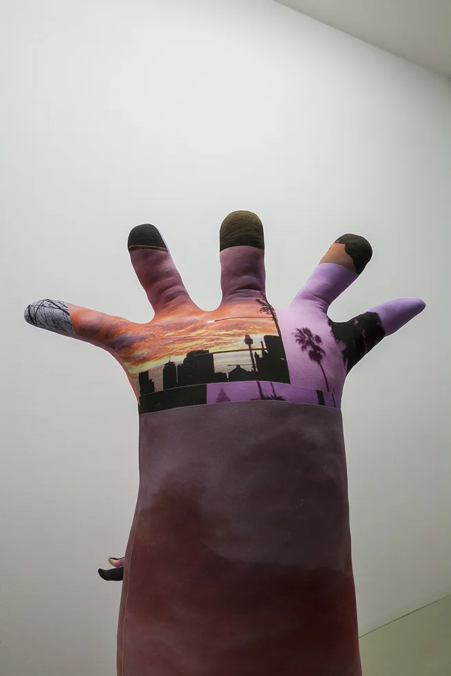 Simone Monsi, CAPITOLO FINALE: Let's Forget About It Let's Go Forward - From Meaning To Intensity, il ventiseiesimo episodio di Mani!! I Love Holding Hands - It's okay for me to be here! , 2016, detail shot