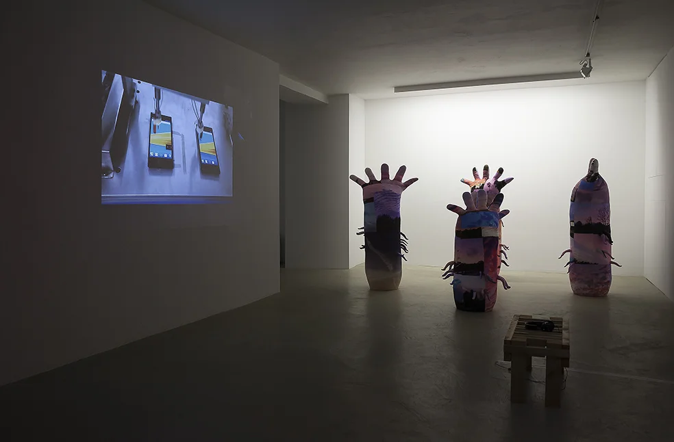 From left Eva Papamargariti, ëDesire , 2016; Simone Monsi, CAPITOLO FINALE: Let's Forget About It Let's Go Forward - From Meaning To Intensity, il ventiseiesimo episodio di Mani!! I Love Holding Hands - It's okay for me to be here! , 2016.