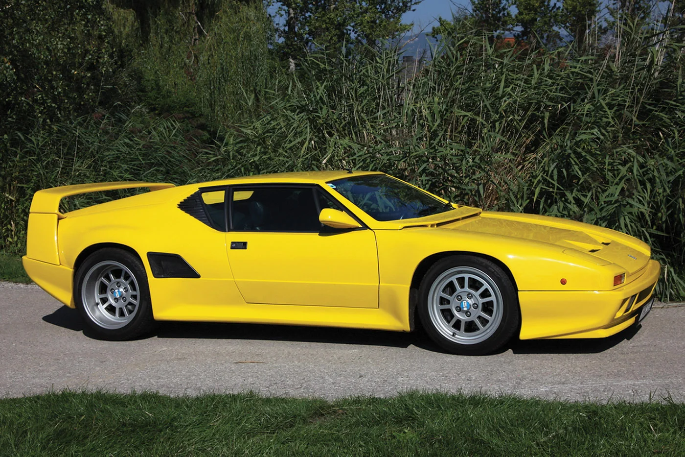 De Tomaso Pantera SI in yellow, side profile.