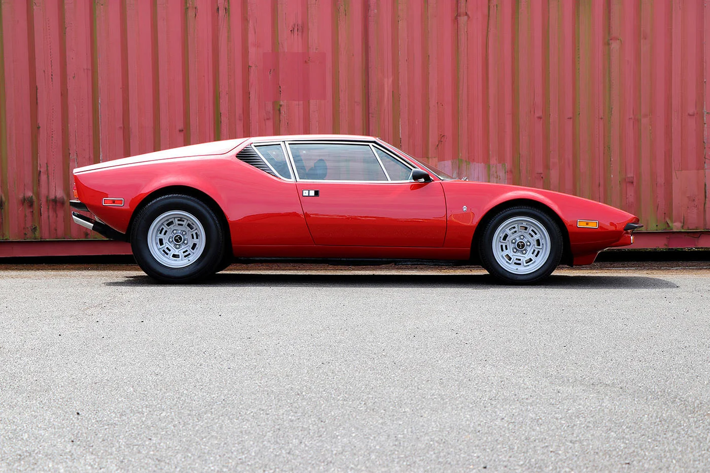 De Tomaso Red Pantera GTS right profile web.jpg