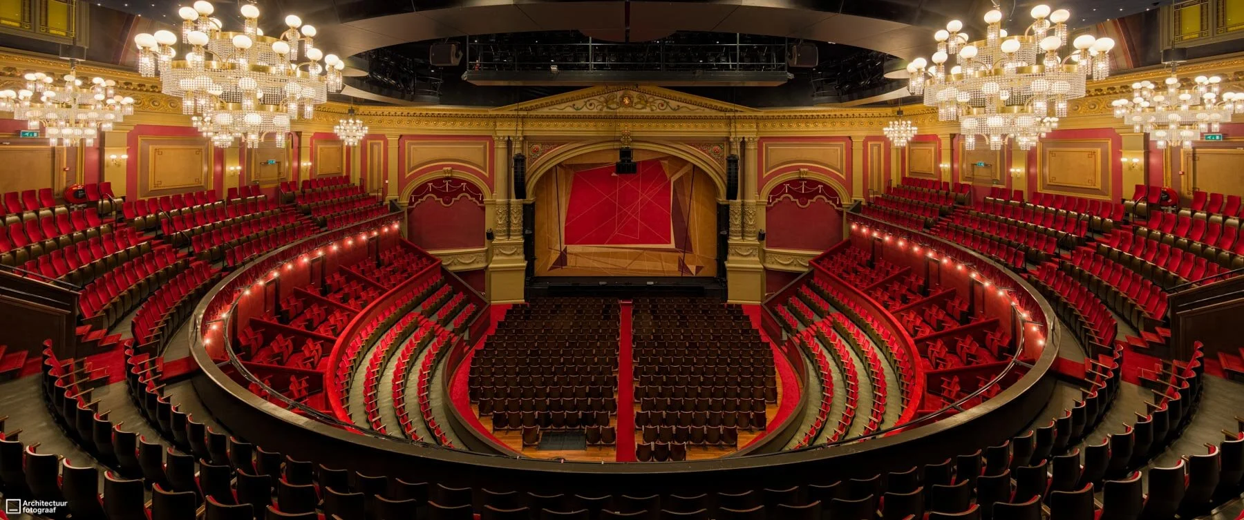 De prachtige zaal van Koninklijk Theater Carré — Architectuurfotograaf Rob van Esch De prachtige zaal van Koninklijk Theater Carré — Architectuurfotograaf Rob van Esch