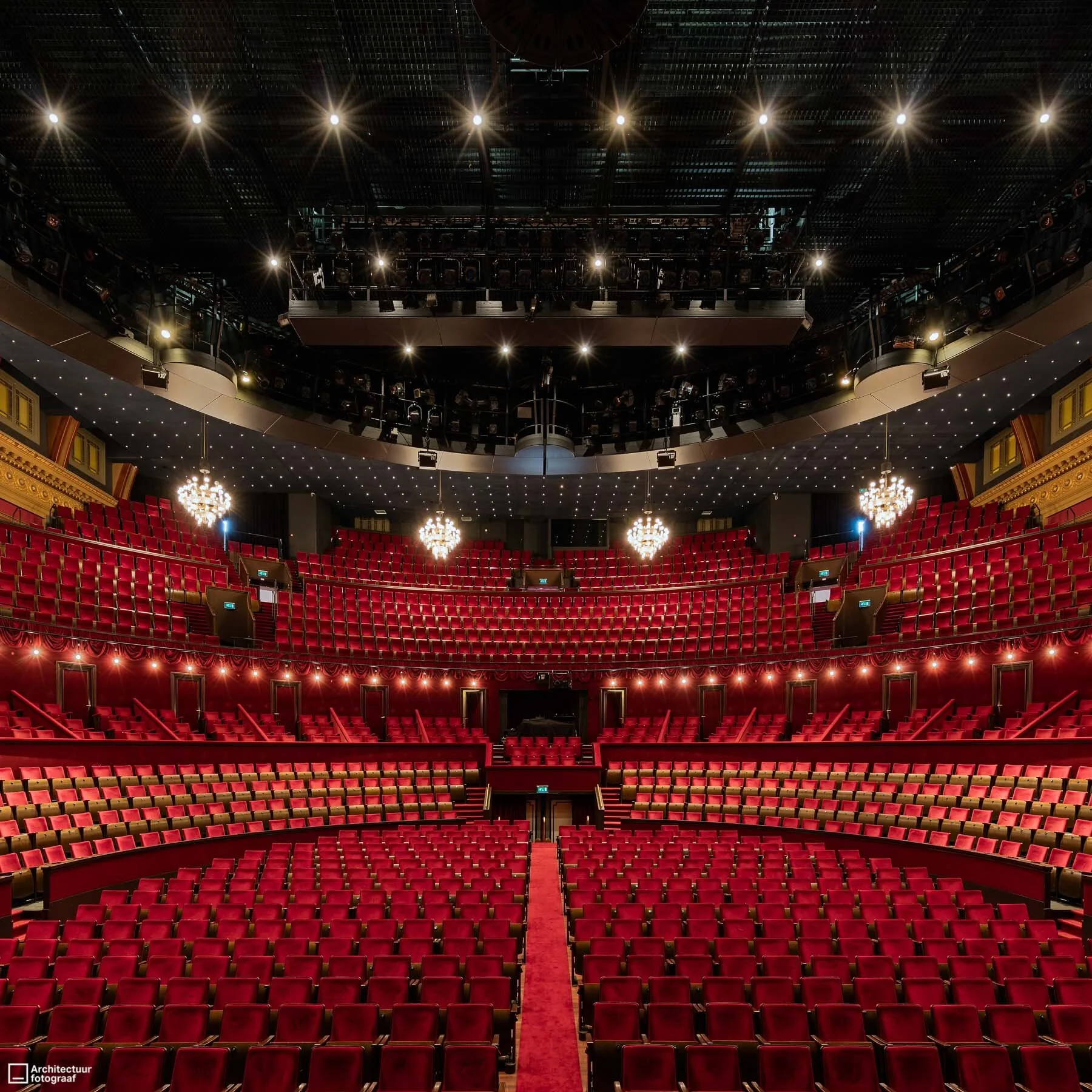 De prachtige zaal van Koninklijk Theater Carré — Architectuurfotograaf Rob van Esch De prachtige zaal van Koninklijk Theater Carré — Architectuurfotograaf Rob van Esch