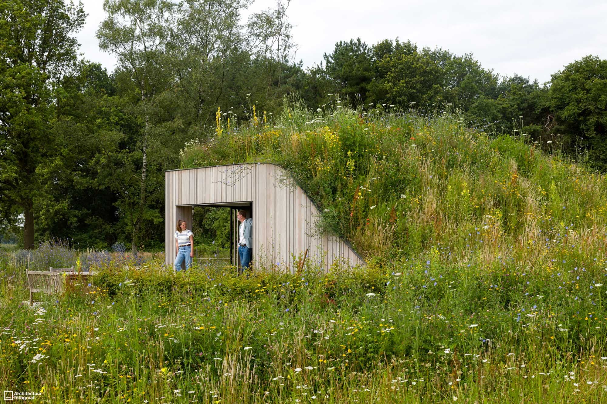 Architecten Marrit Winkeler en Frank Willems in gesprek bij hun 'verborgen huis'