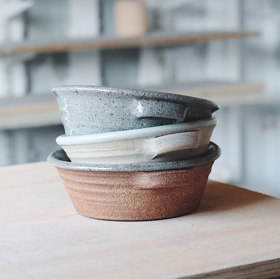 Finally some oven ware after an age of not getting around to it! Little pie dishes, perfect for sweet or savoury bakes made for two to share. Coming to @thebigfeastival this coming weekend, 22-24th August 🔥