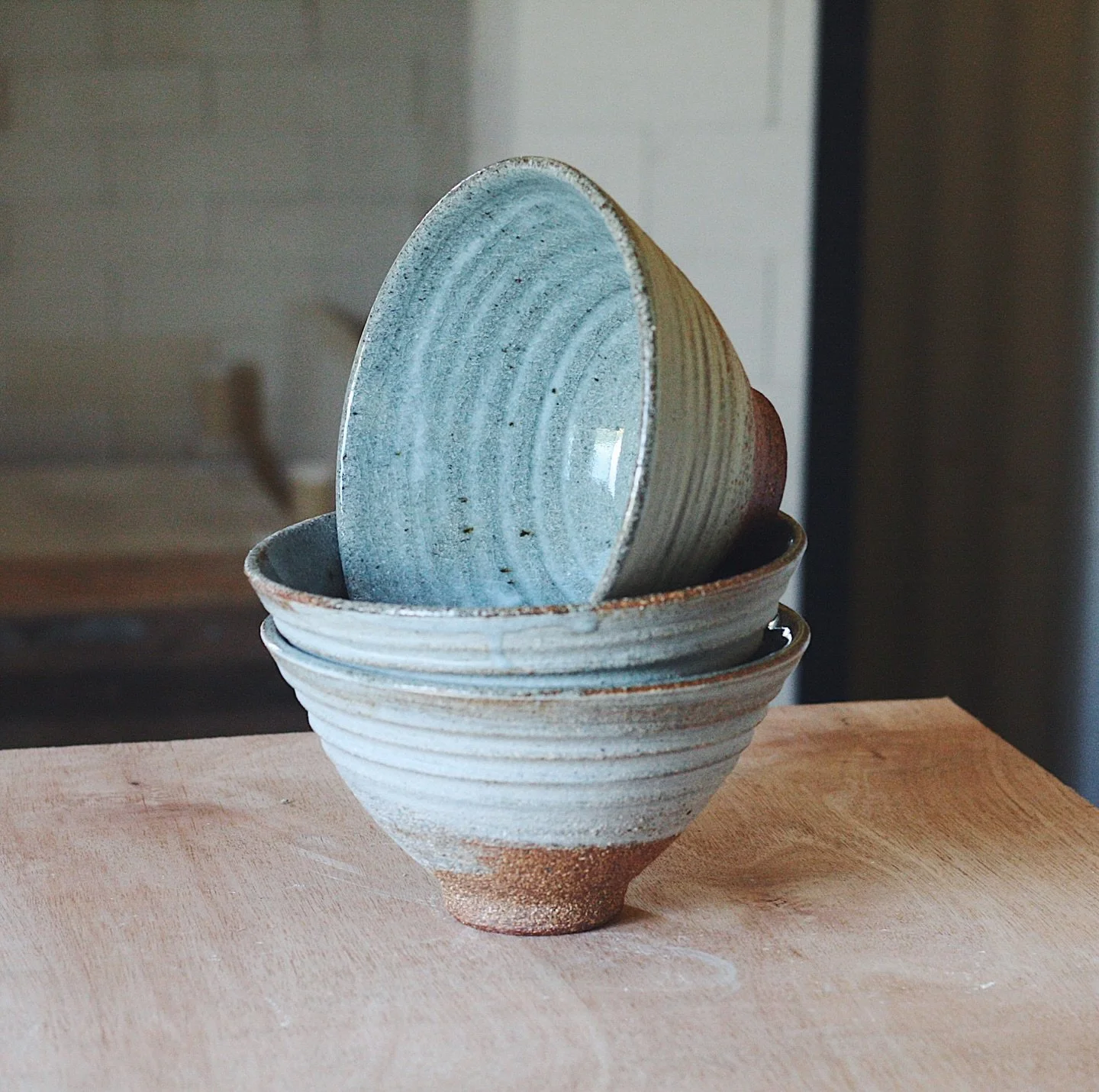 Ramen bowls in coarse raku clay, brushed white slip and a simple liner glaze. More of these coming out of the kiln tomorrow in some other finishes. New pots en masse coming to @potfest.co.uk Compton Verney 19-21 June and Shaftesbury 3-5 July ✌🏻