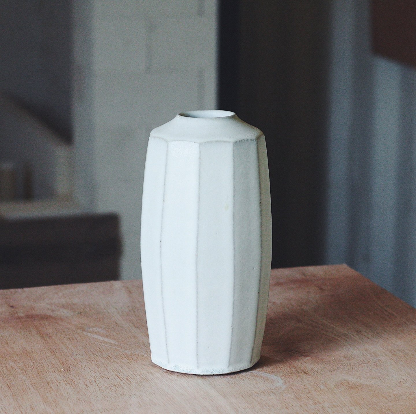 More facets, more mistakes, more successes. Pleased with this pot. Wheel thrown grey stoneware, faceted at leather hard. Glazed in a magnesium matte stoneware glaze and fired to 1300 degrees C in the gas kiln 🔥