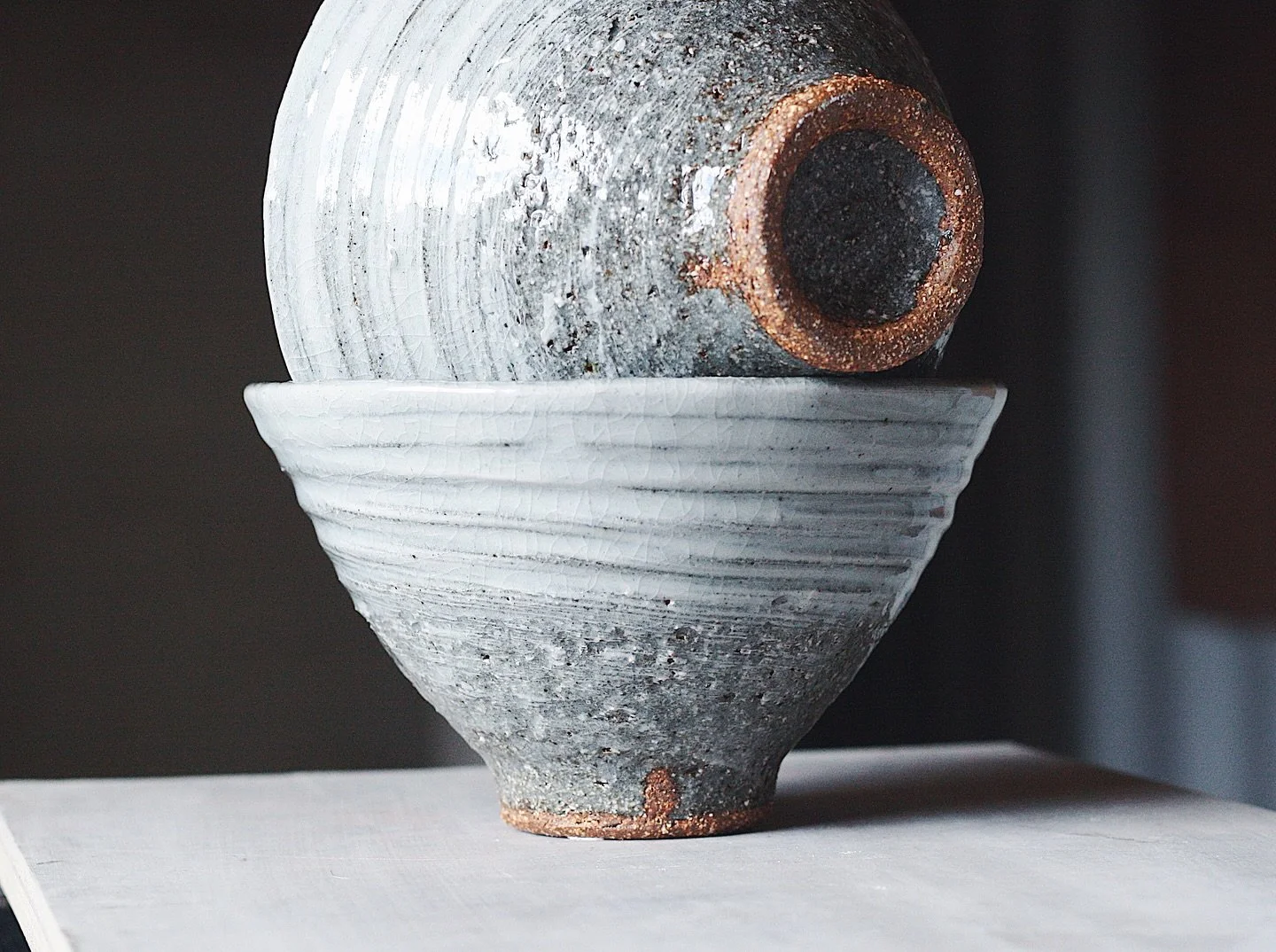More ramen bowls from the last firing 🔥 coarse stoneware and thick brushed slip with a simple clear glaze. Really pleased with how these came together. Available next weekend, 19-21 June, at @potfest.co.uk Compton Verney ✌🏻 then back at it a fortni