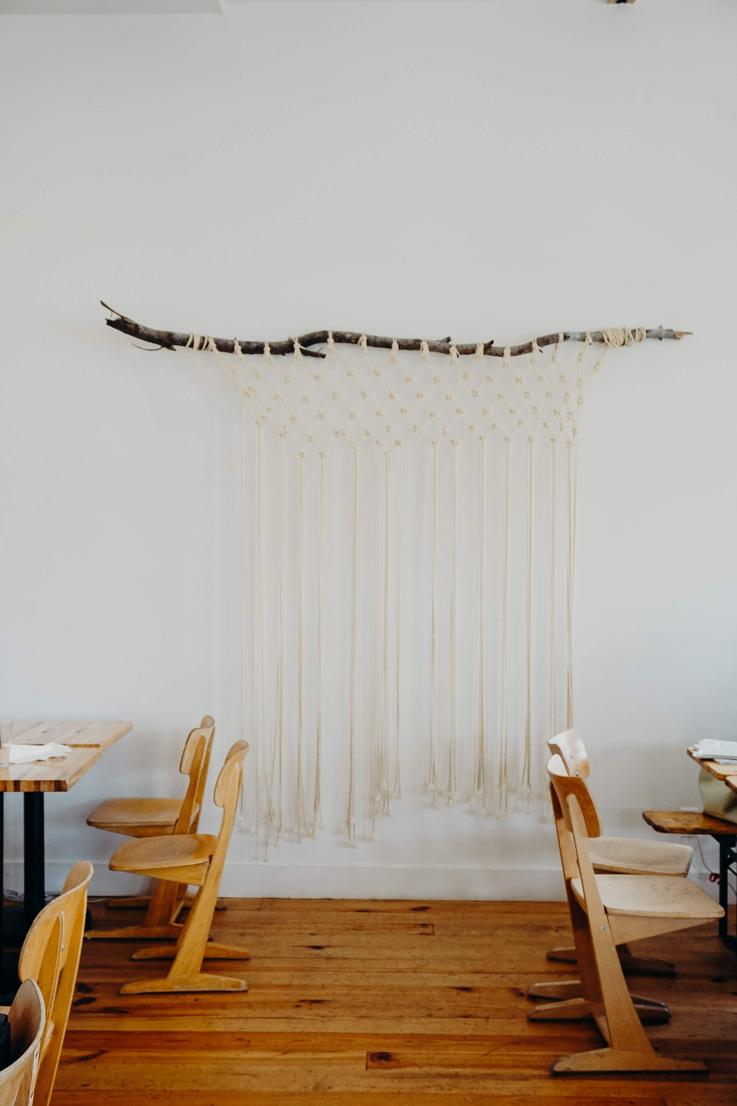 The prettiest coffee shop decorations | Easy macrame hanging