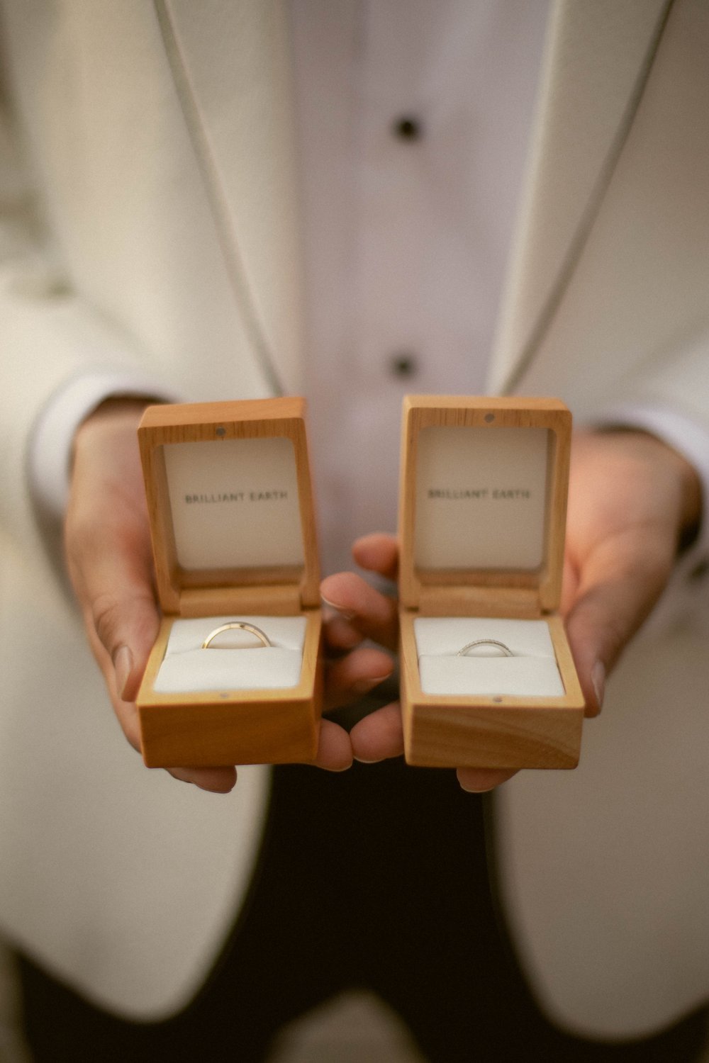Make memories of your NYC elopement: our package features a photographer &amp; officiant passionate about the city's magic.