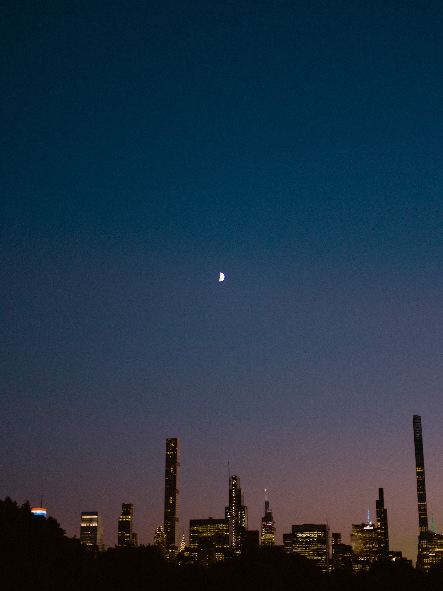Blue hour over midtown always feel so romantic. 

#bluehour #midtownmanhattan #manhattan #newyorksunset #newyorkcity #cityatsunset #nycphotography