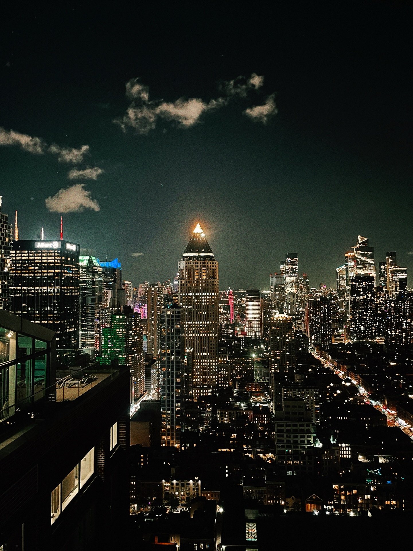 The dregs of blue hour at a rooftop dinner party in midtown Manhattan. 

#midtown #bluehour #nycphotography #nyc #manhattan #nycnights #dinnerparty #rooftop