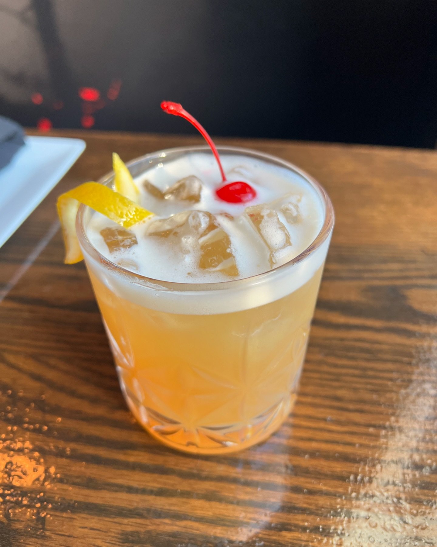 If you needed an excuse to celebrate this beautiful last Monday of October 🍁 

Bangaretto Sour (our twist in the classic amaretto sour) 

🍐 Pear Chai Mule 

Fall Whisky Sour 🥃