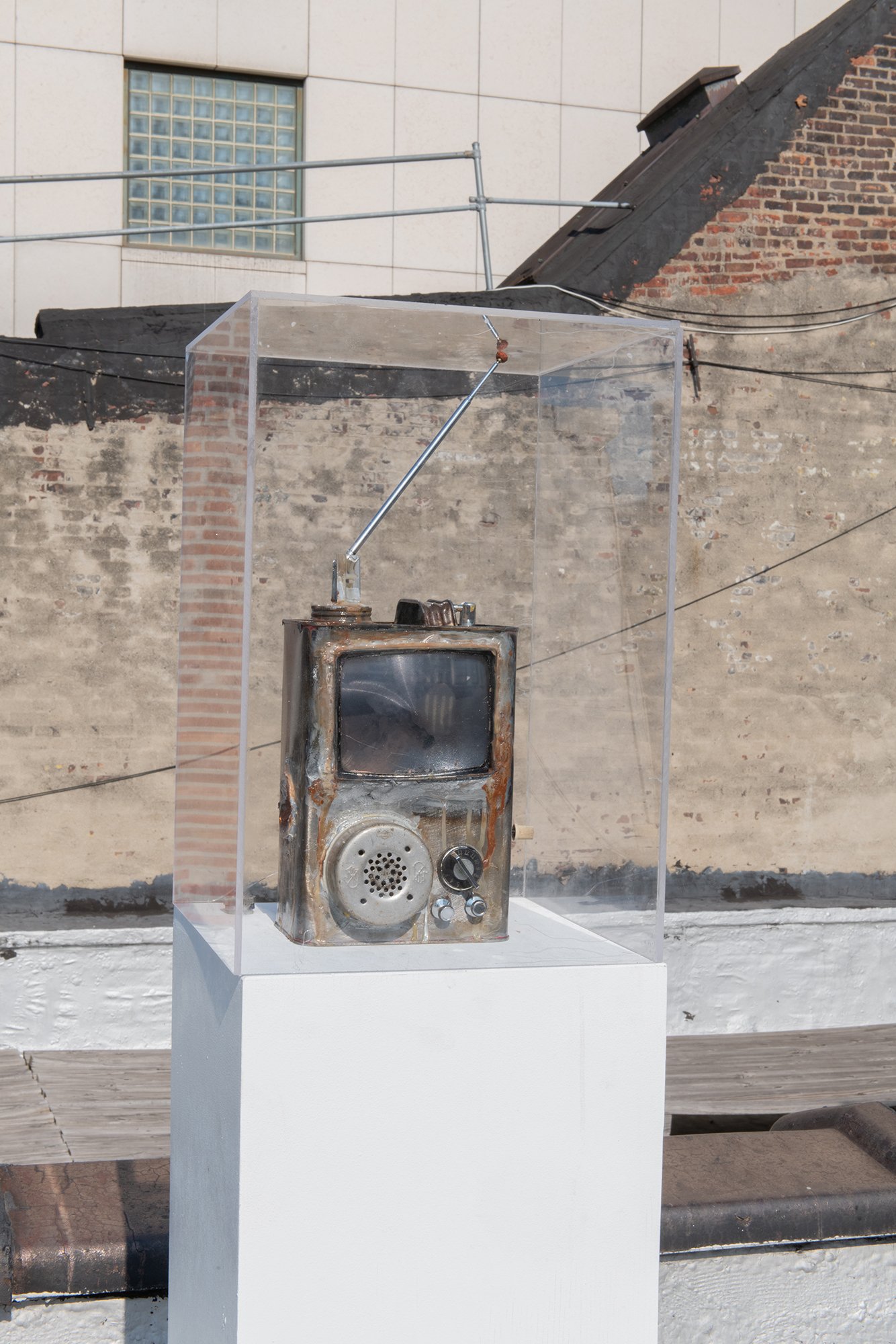  Edward &amp; Nancy Kienholz,  Econo-can,  1977. Unknown metal tin can with a Fresnel lens system, soldered fixings, antennae, and hand-applied epoxy resin. 10.625 x 8.25 x 8.625 inches. 