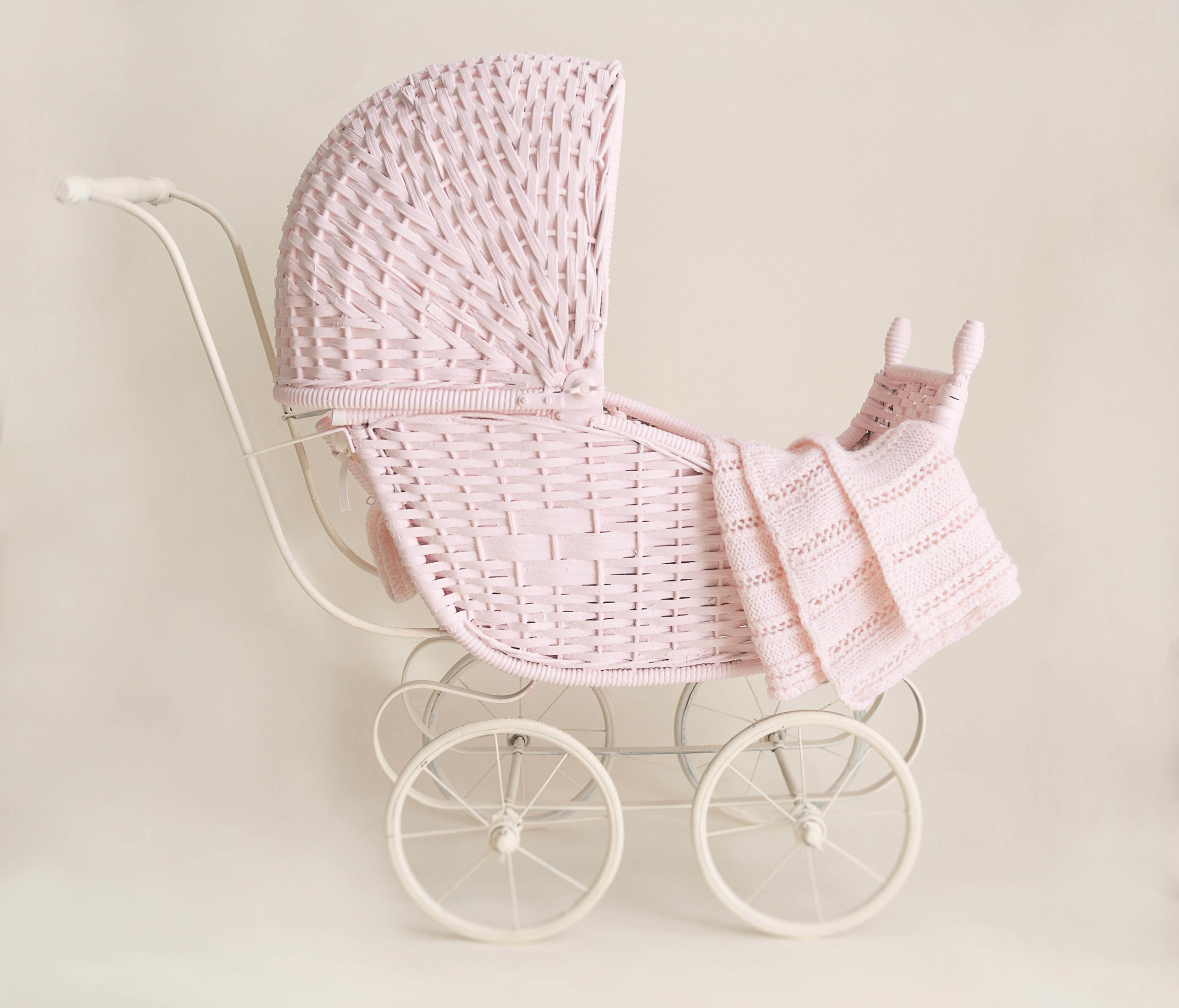  This baby buggy is a popular prop for newborn baby girl and newborn with sibling sessions.&nbsp; 