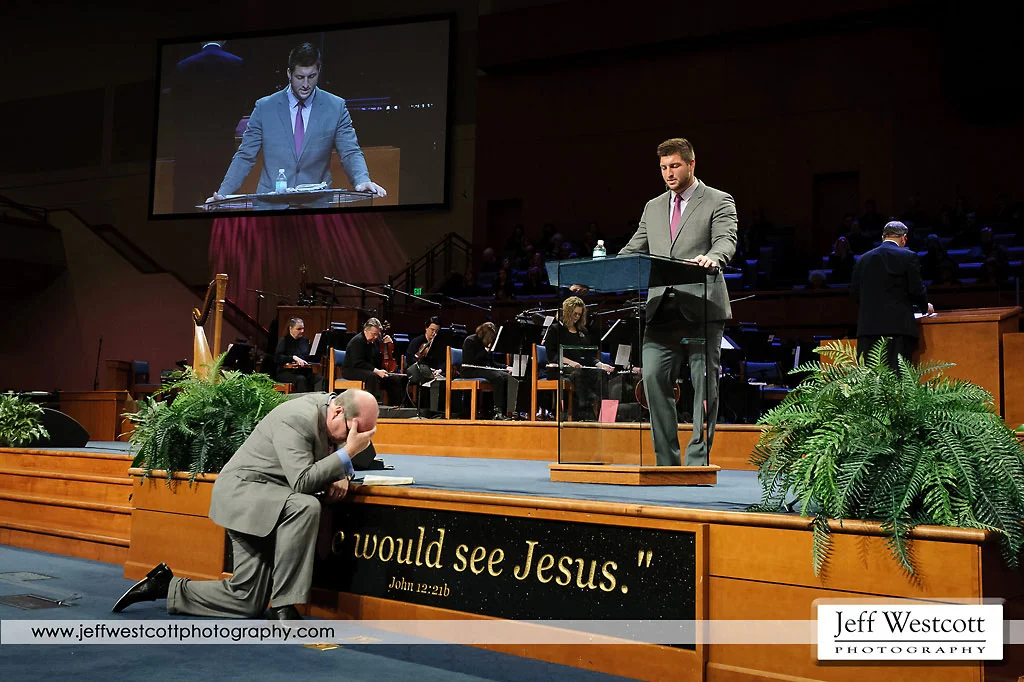 Tim Tebow gives the invitation while Pastor Mac Brunson prays