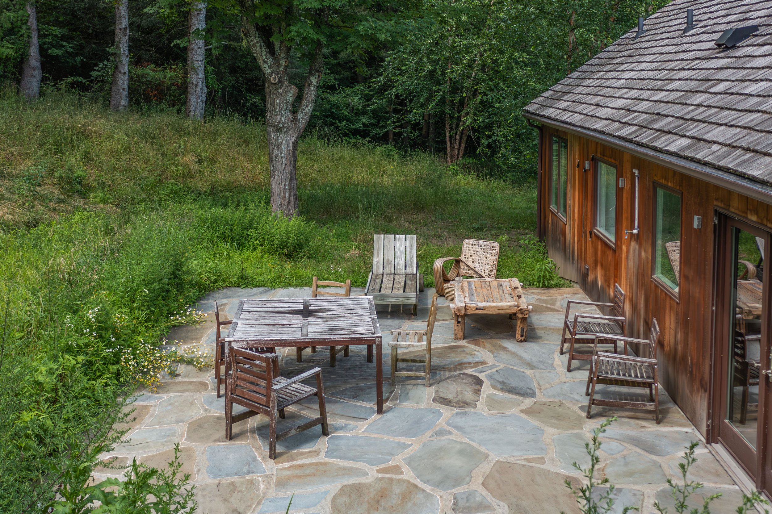 Outdoor dining at 4 Good Hill Rd, Weston, CT 06883-22.jpg