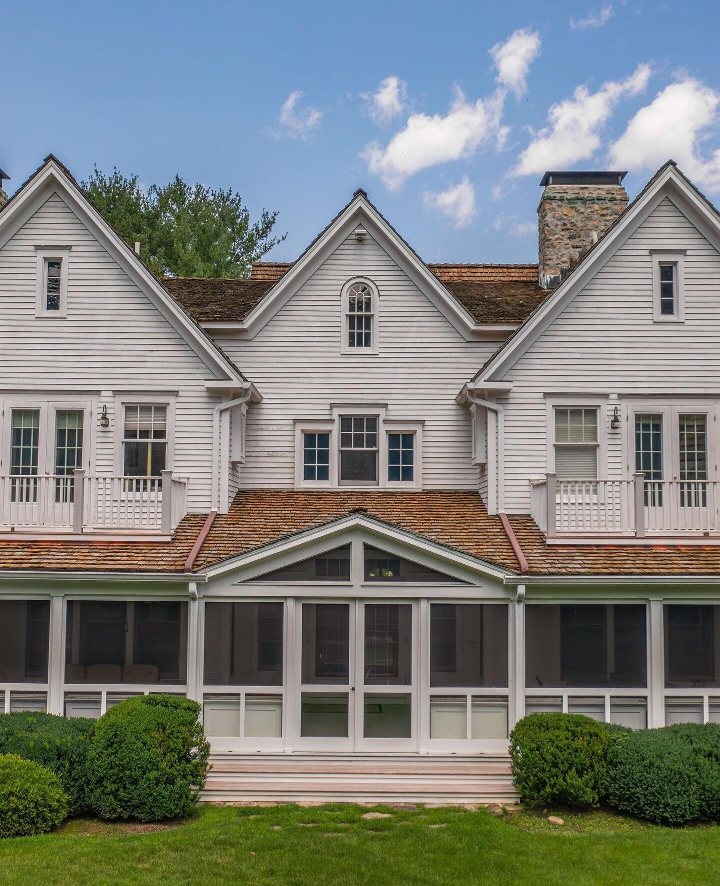 On the market ⭐️⁠
⁠
🏡 6 Wedges Field⁠
6 Bed &bull; 7 | 1 Baths⁠
⁠
Designed by Jack Franzen and custom-built by Michael Greenberg, this one-of-a-kind dream home sits on 5 acres overlooking the Saugatuck River 🌊⁠
⁠
In true luxury style, you&rsquo;ll 