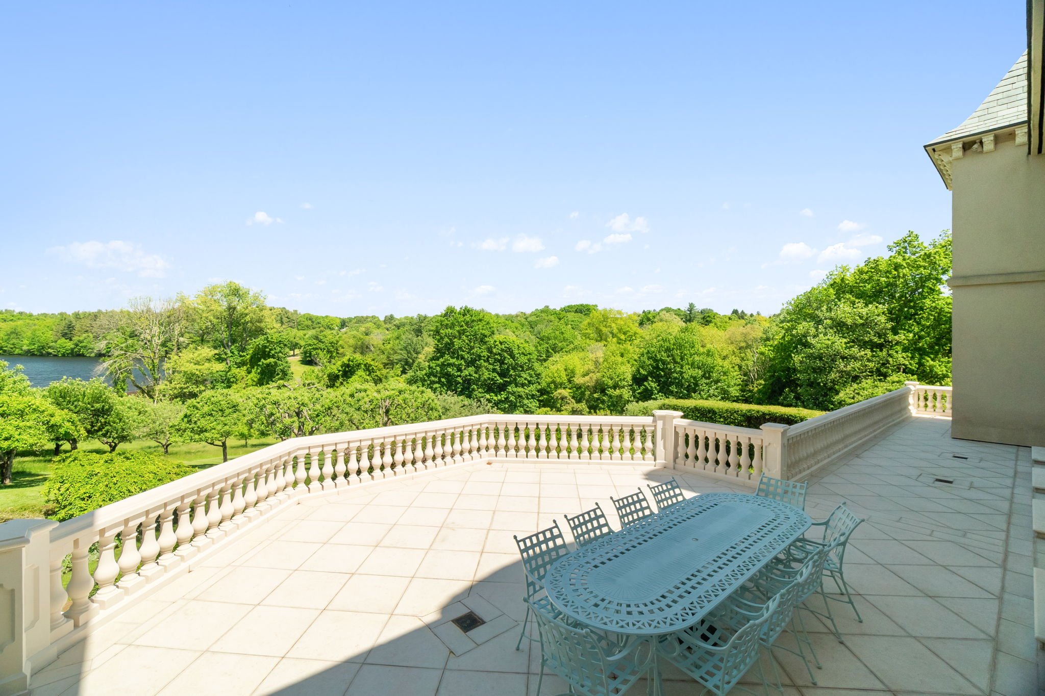 Terrace dining at 100 Nod Hill in Wilton CT_DSC8873.jpg