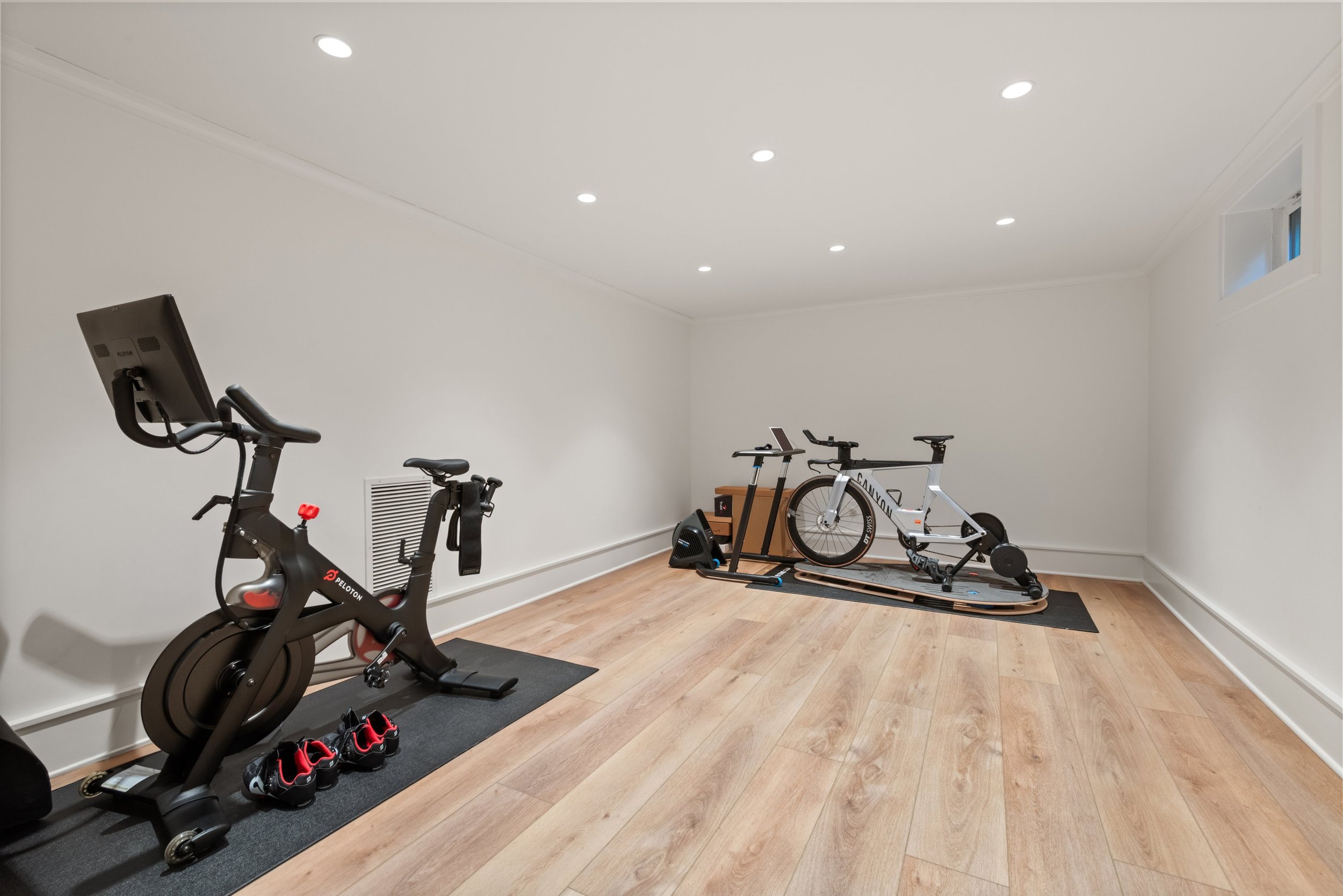 Lower-level_034-289WahackmeRoad-NewCanaan-CT-06840-SMALL.jpg