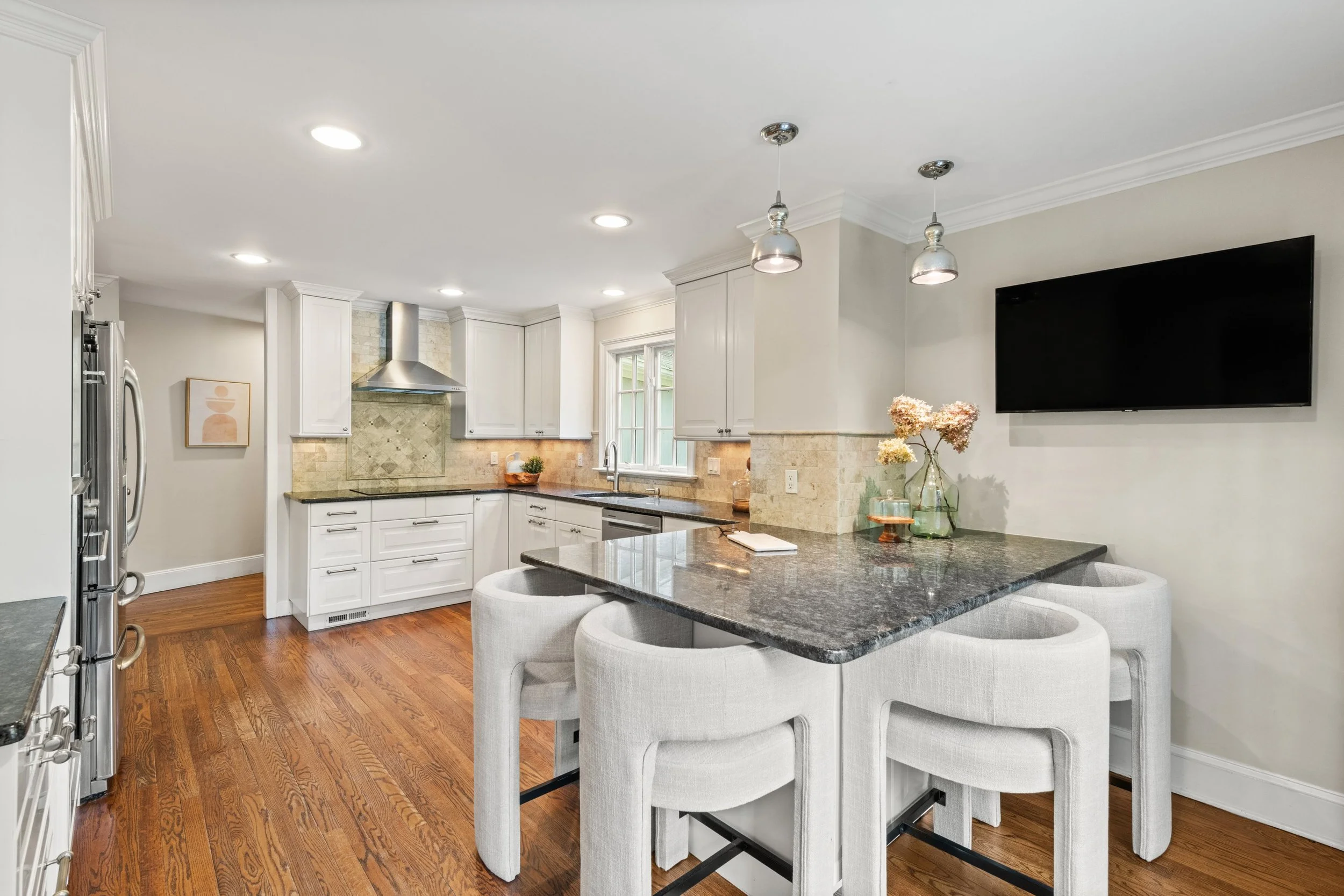 Eat-in-kitchen_035-304ChestnutHillRoad-Wilton-CT-06897-SMALL.jpg