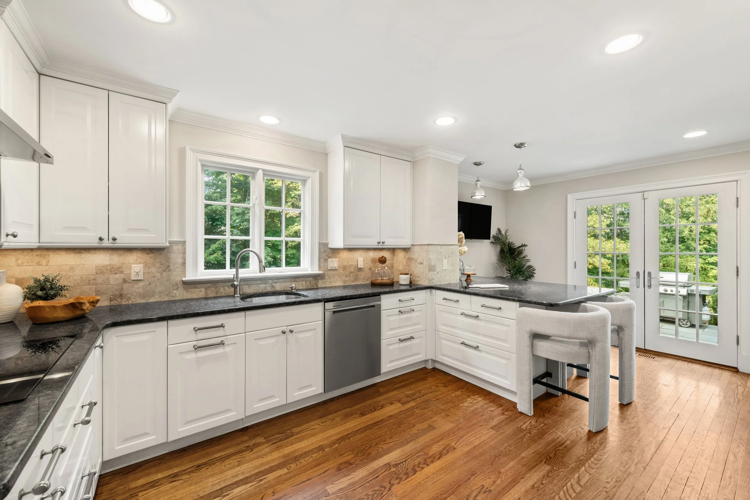 Kitchen-views_040-304ChestnutHillRoad-Wilton-CT-06897-SMALL.jpg