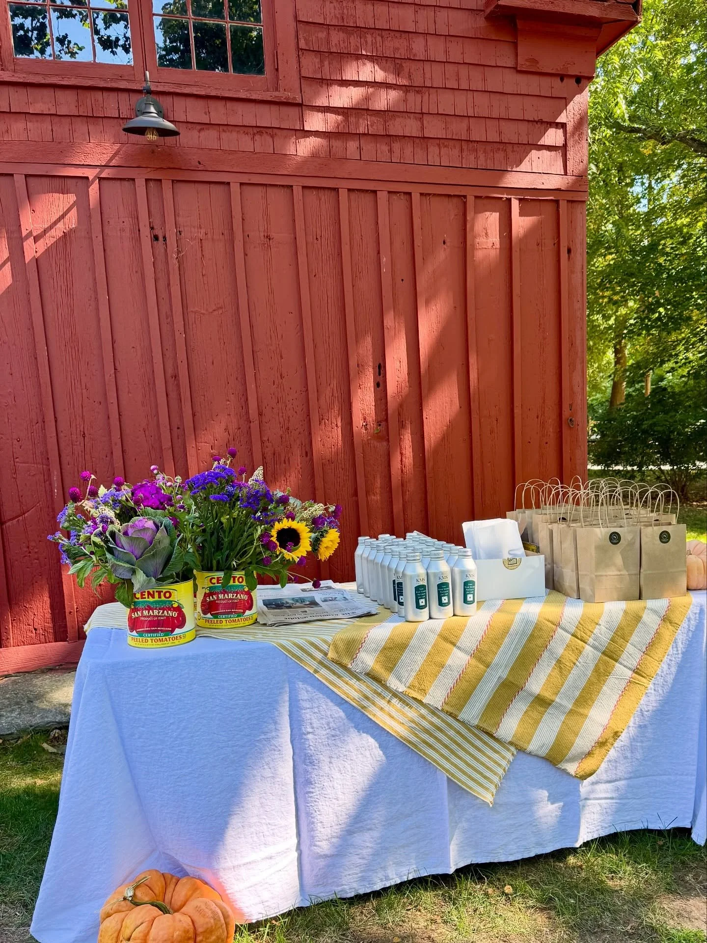 Fall has officially arrived. And while pineapples are universally recognized as a symbol of hospitality, autumn is all about apples!

The creative duo of Michael Mombello and Lynne Nolan greeted visitors with apple-filled tote bags at their latest li