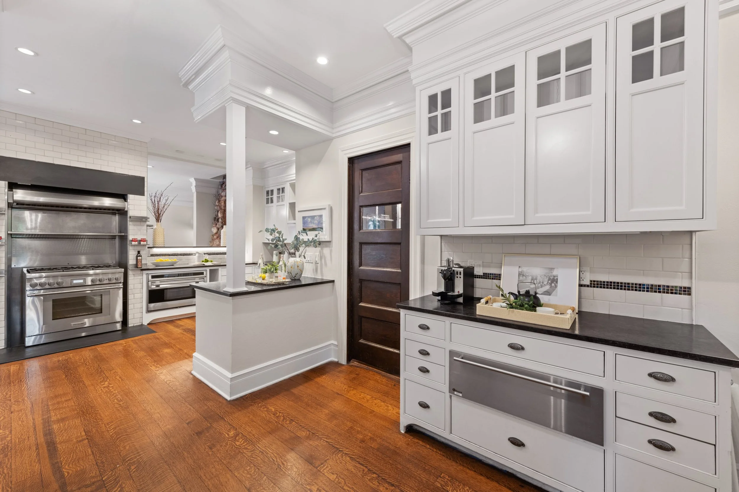 Kitchen-breakfast-bar-warming-drawer_038_249-greens-farms-road-westport-ct-06880.jpg
