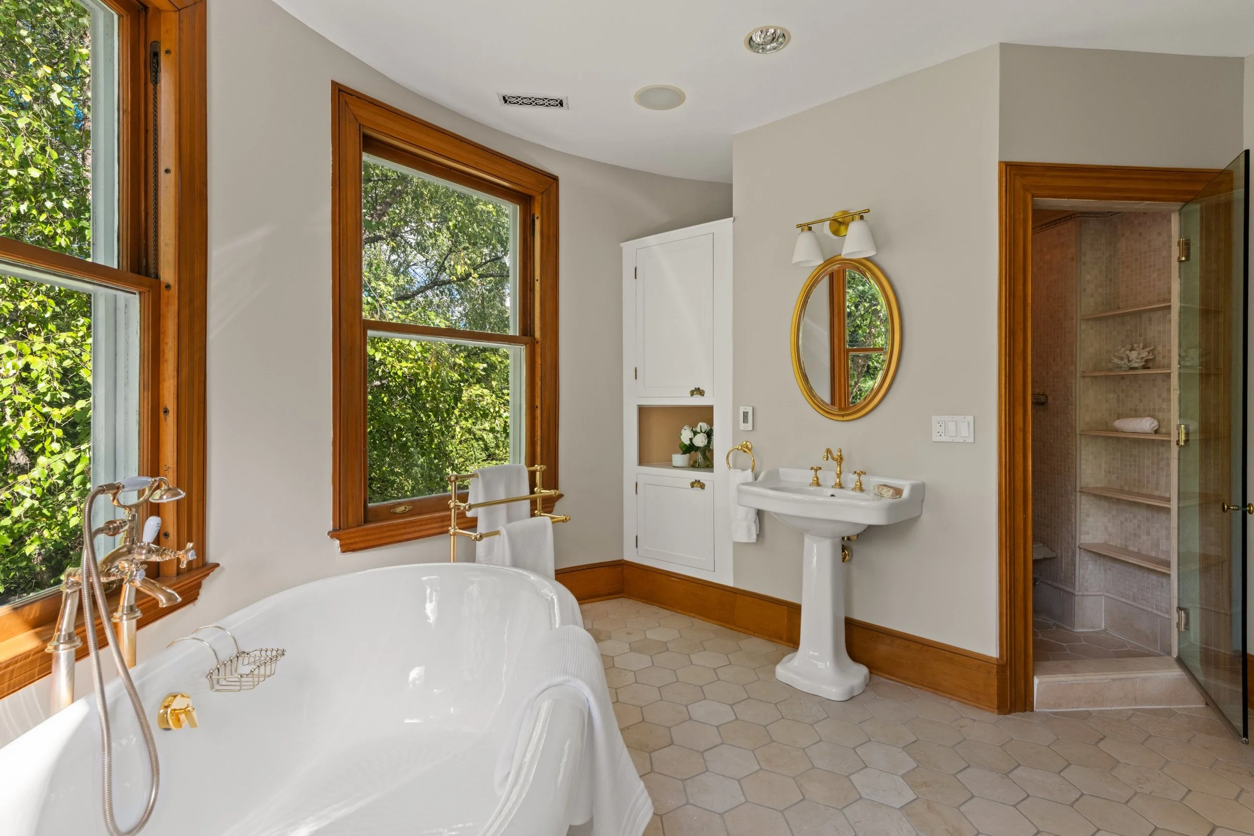 Primary-suite-bath_056_249-greens-farms-road-westport-ct-06880.jpg