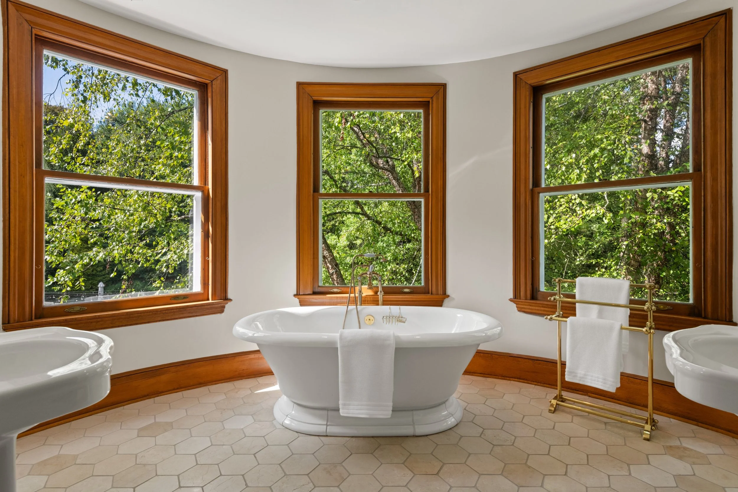 Primary-suite-bath_054_249-greens-farms-road-westport-ct-06880.jpg