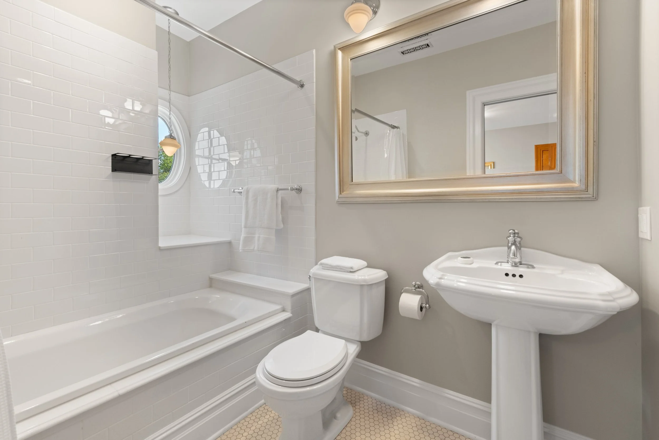Ensuite-bathroom_045_249-greens-farms-road-westport-ct-06880.jpg