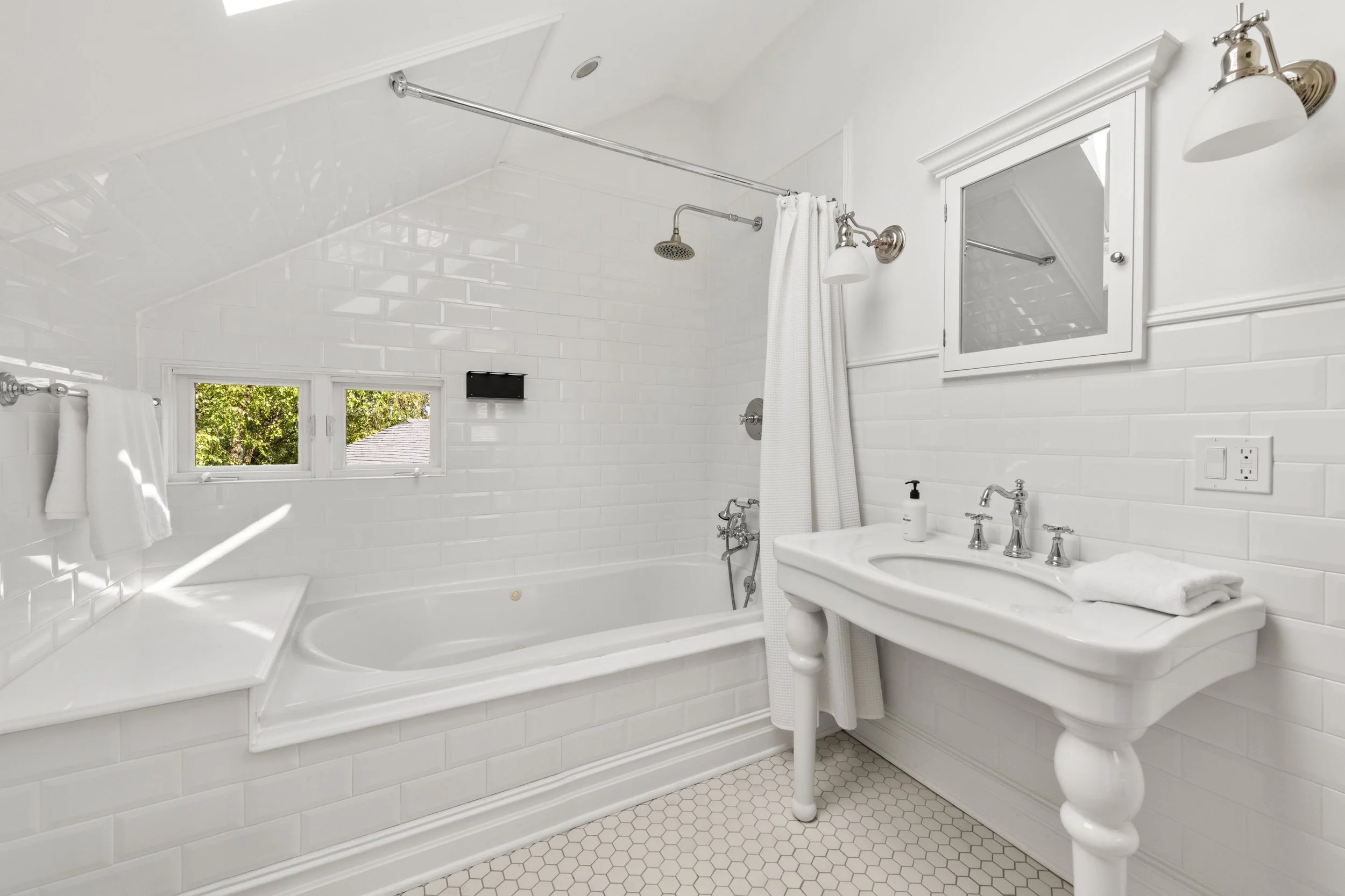 Third-floor-bath_065_249-greens-farms-road-westport-ct-06880.jpg