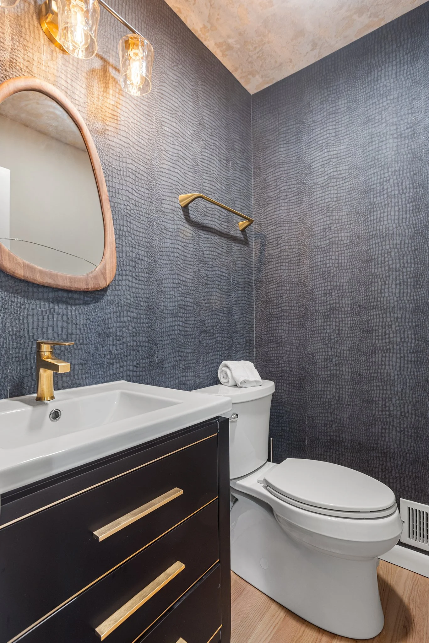 Powder-room_335-Georgetown-Road-Weston-CT-8.JPG