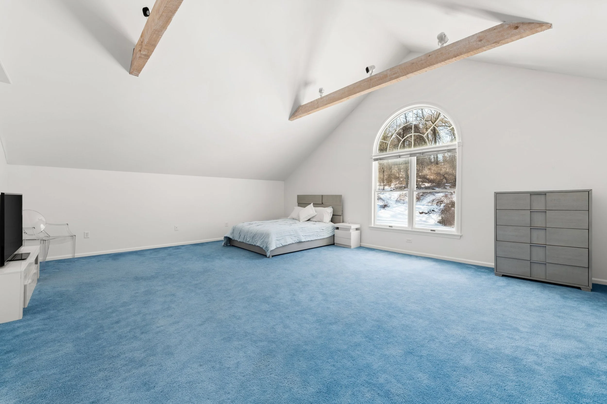 Bedroom-vaulted-ceiling-309-Sturges-Ridge-Road-Wilton-CT-06897_059.jpg