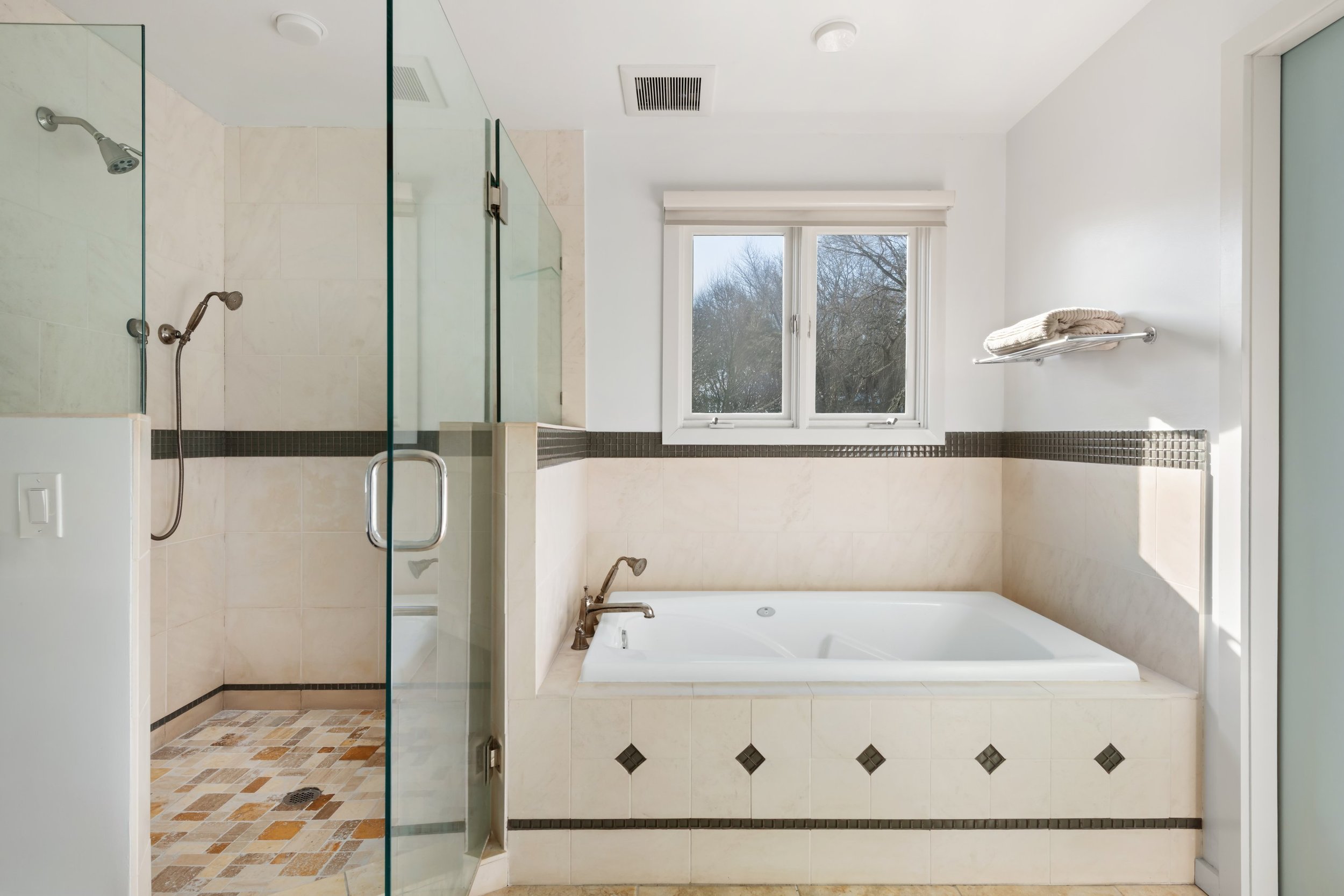 Primary-bath-tub-2177-Cross-Highway-Fairfield-CT_021.jpg