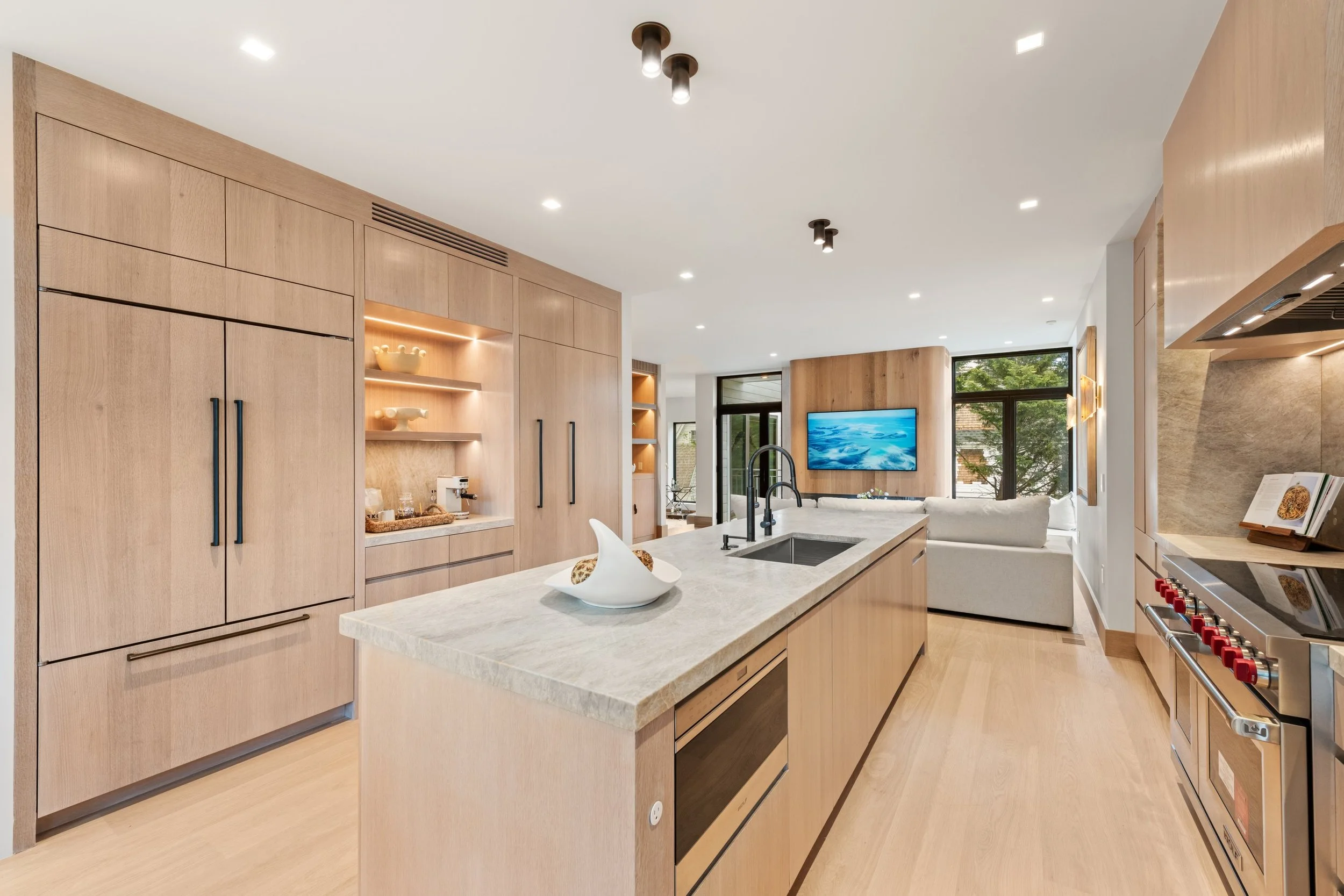 16-Westport-Avenue-Westport-CT_Kitchen-flows-family-room-049-.jpg