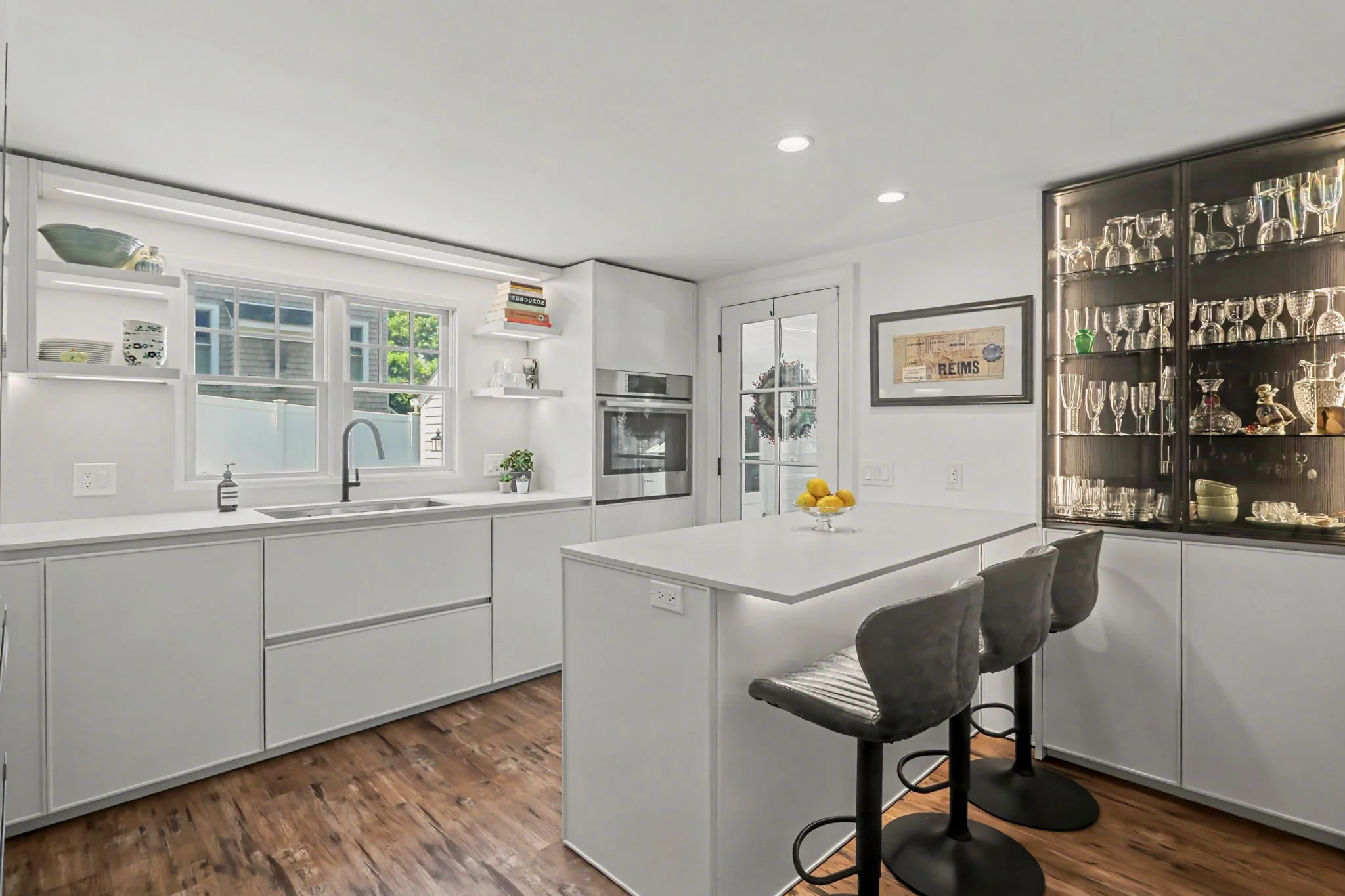 12-Sunrise-Road-Westport-CT_15-kitchen-island-seating.jpeg