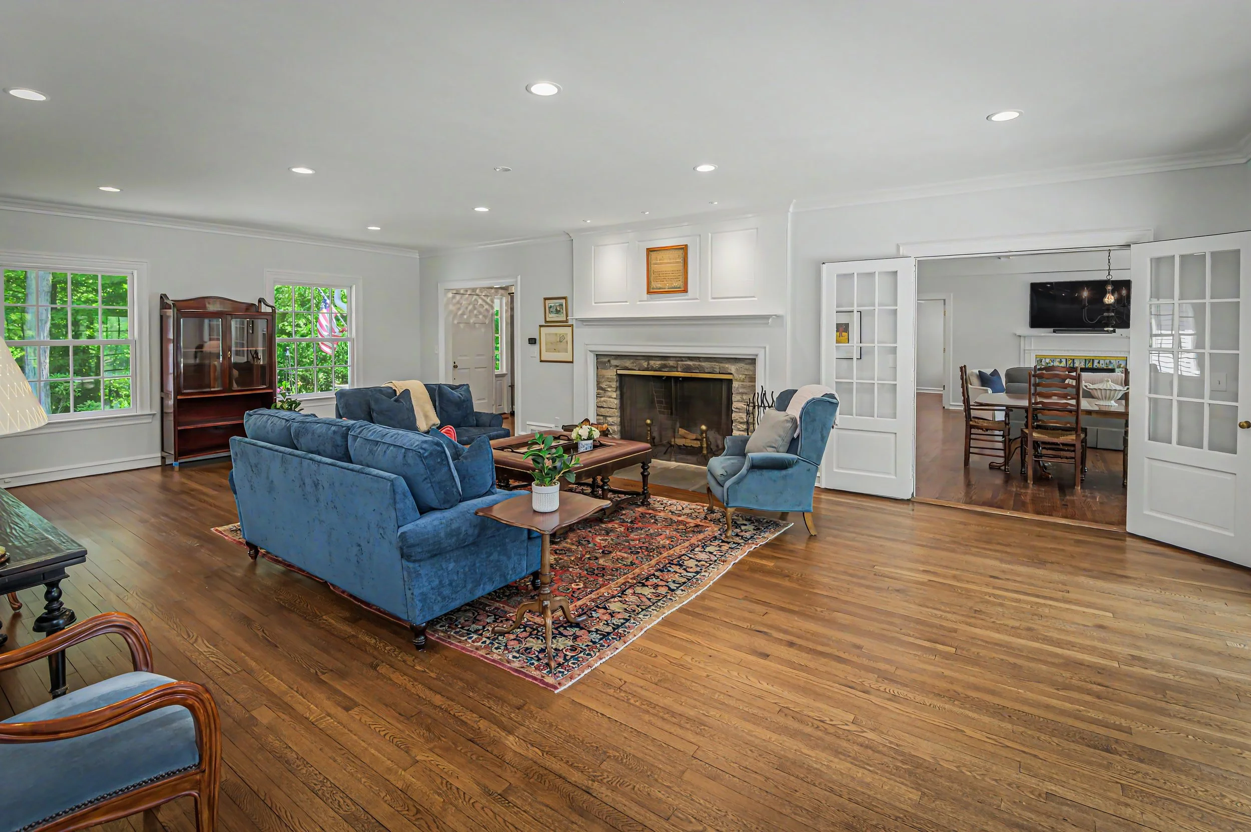 25-Pond-Road-Ridgefield-CT_JJG_0274-living-room-fireplace.jpg