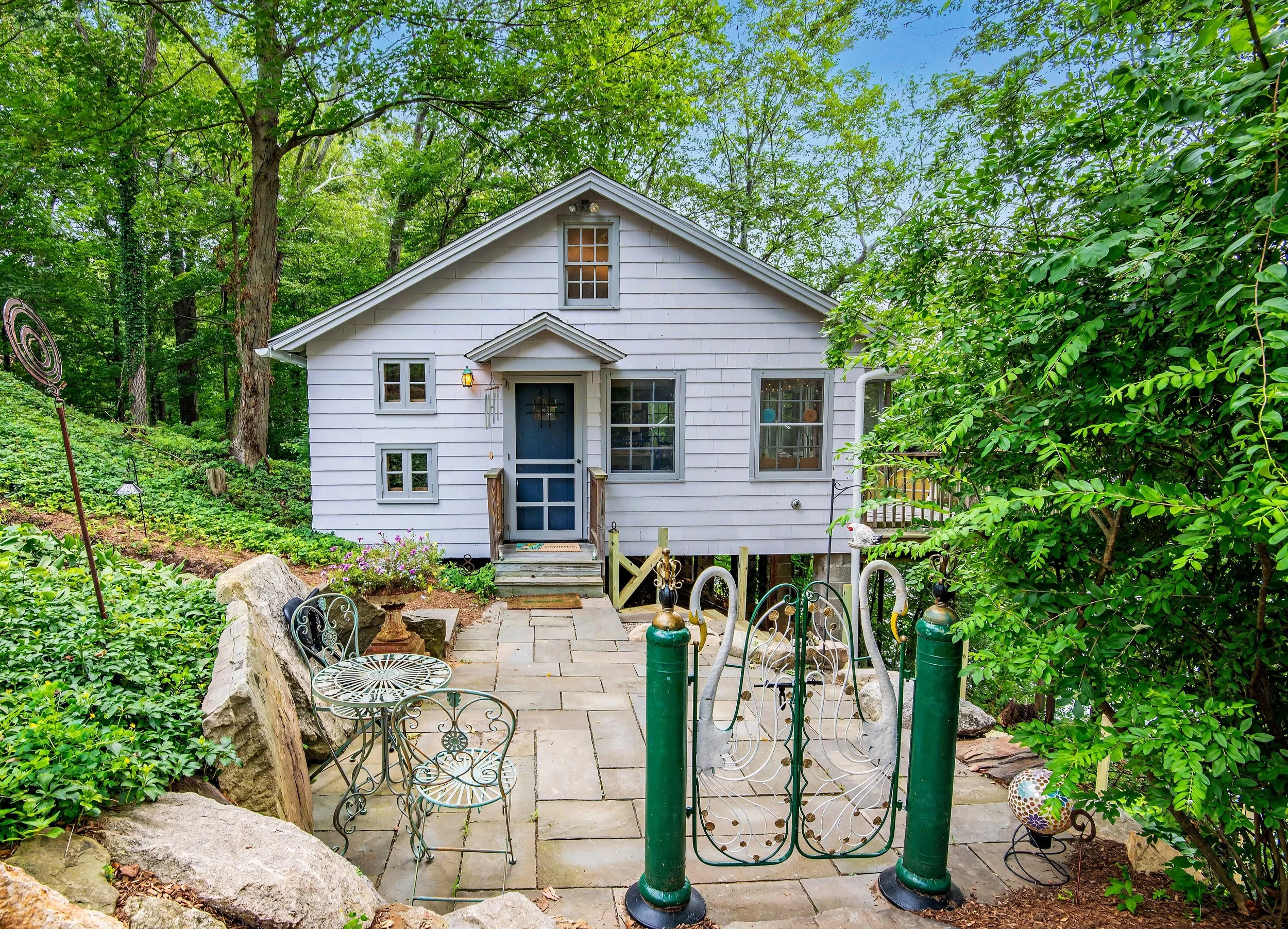 25-Pond-Road-Ridgefield-CT_JJG_3505-Front-of-cottage.jpg