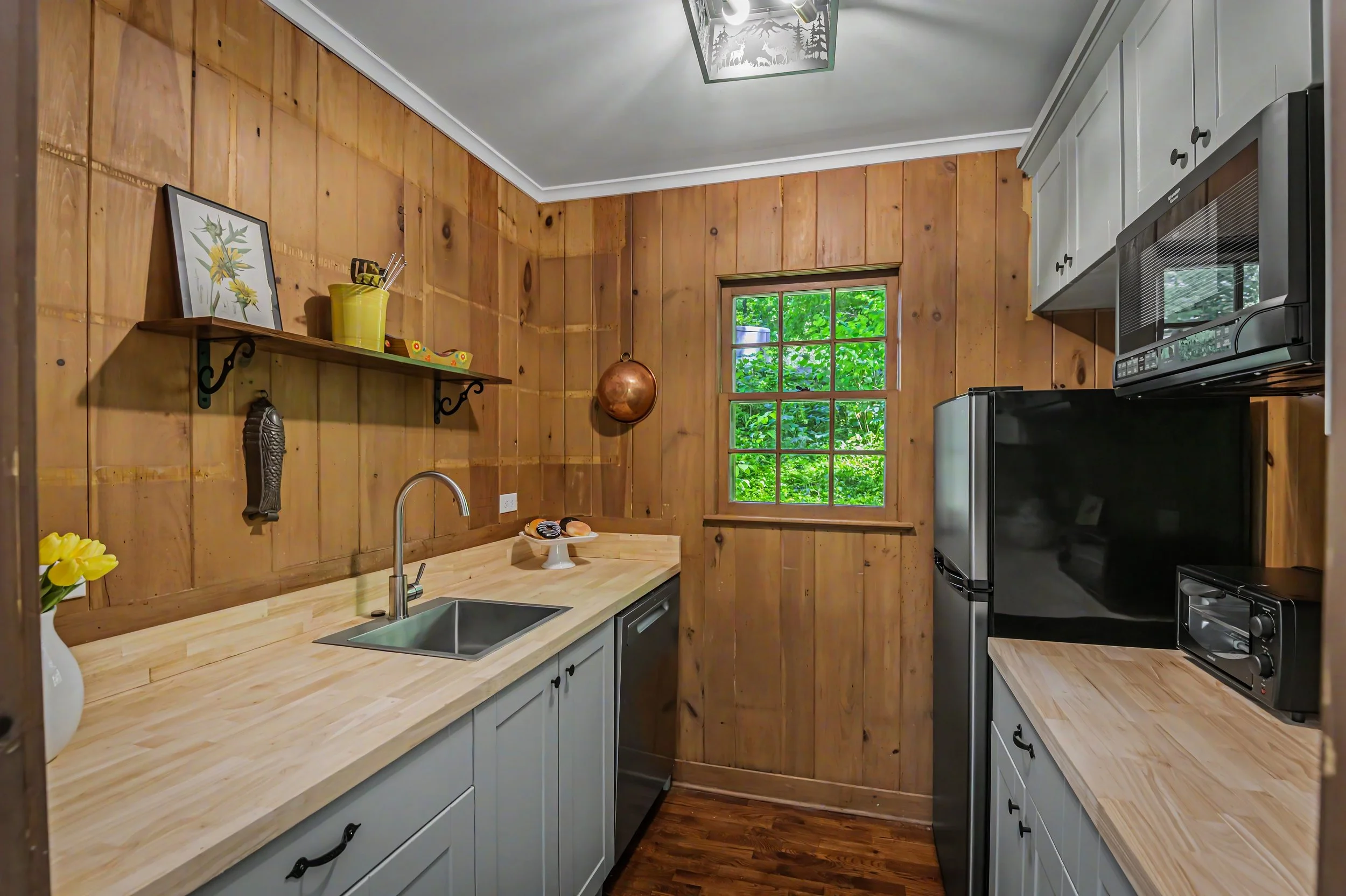 25-Pond-Road-Ridgefield-CT_JJG_0358-cottage-kitchen.jpg