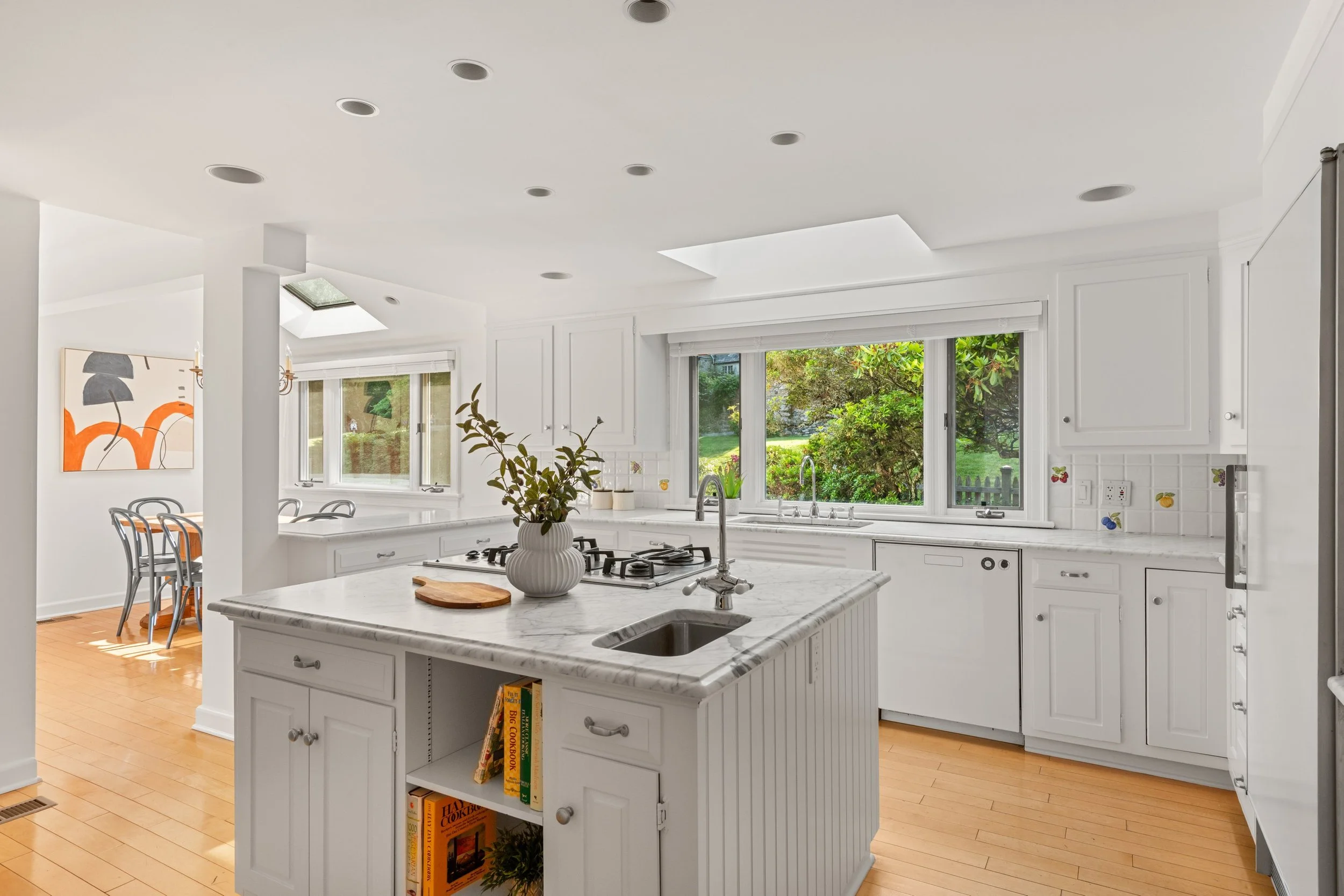 Kitchen-central-island-18-River-Lane-Westport-CT_028-.jpg